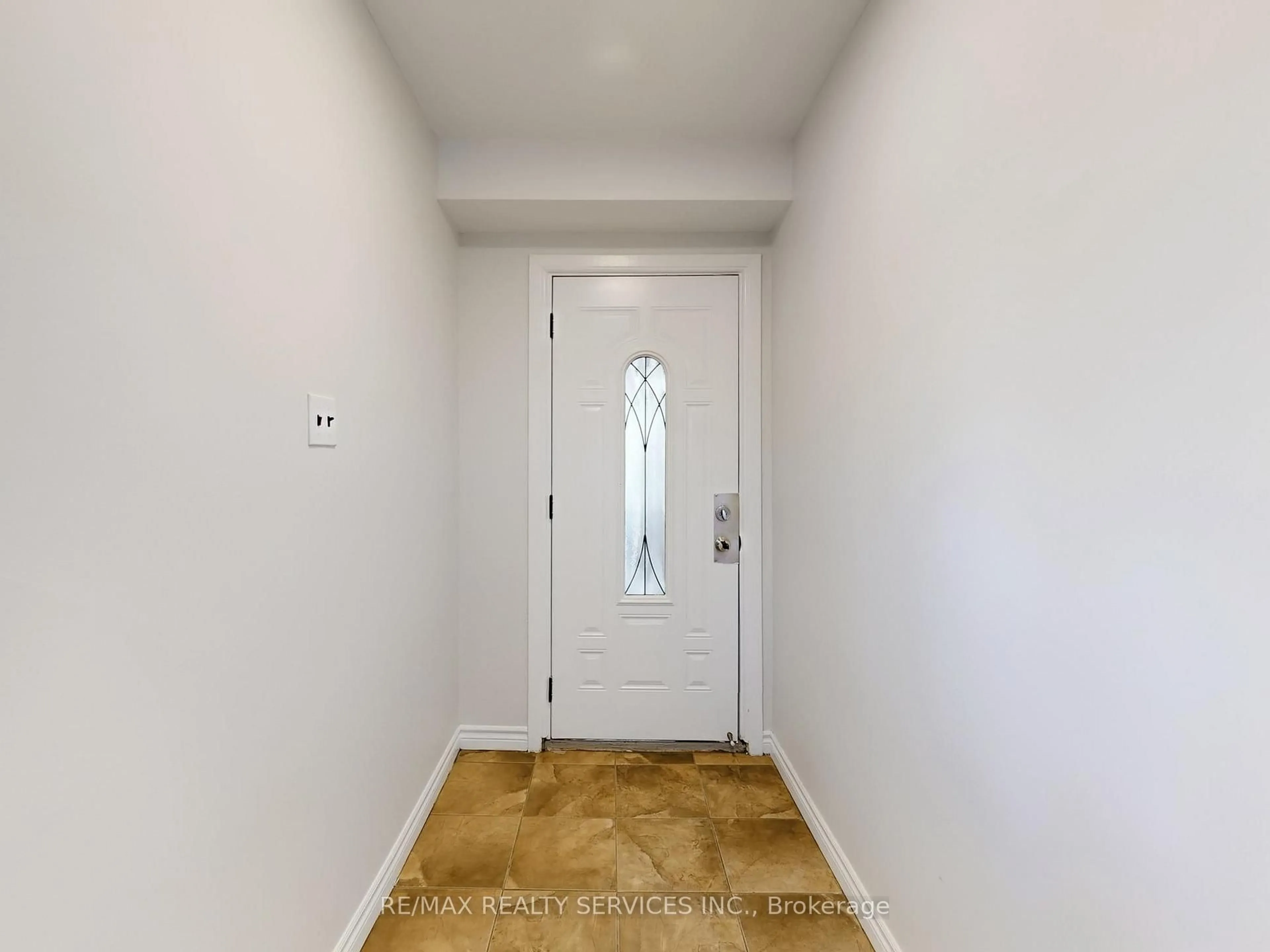 Indoor entryway for 9 Glenridge Rd, Brampton Ontario L6S 1N2
