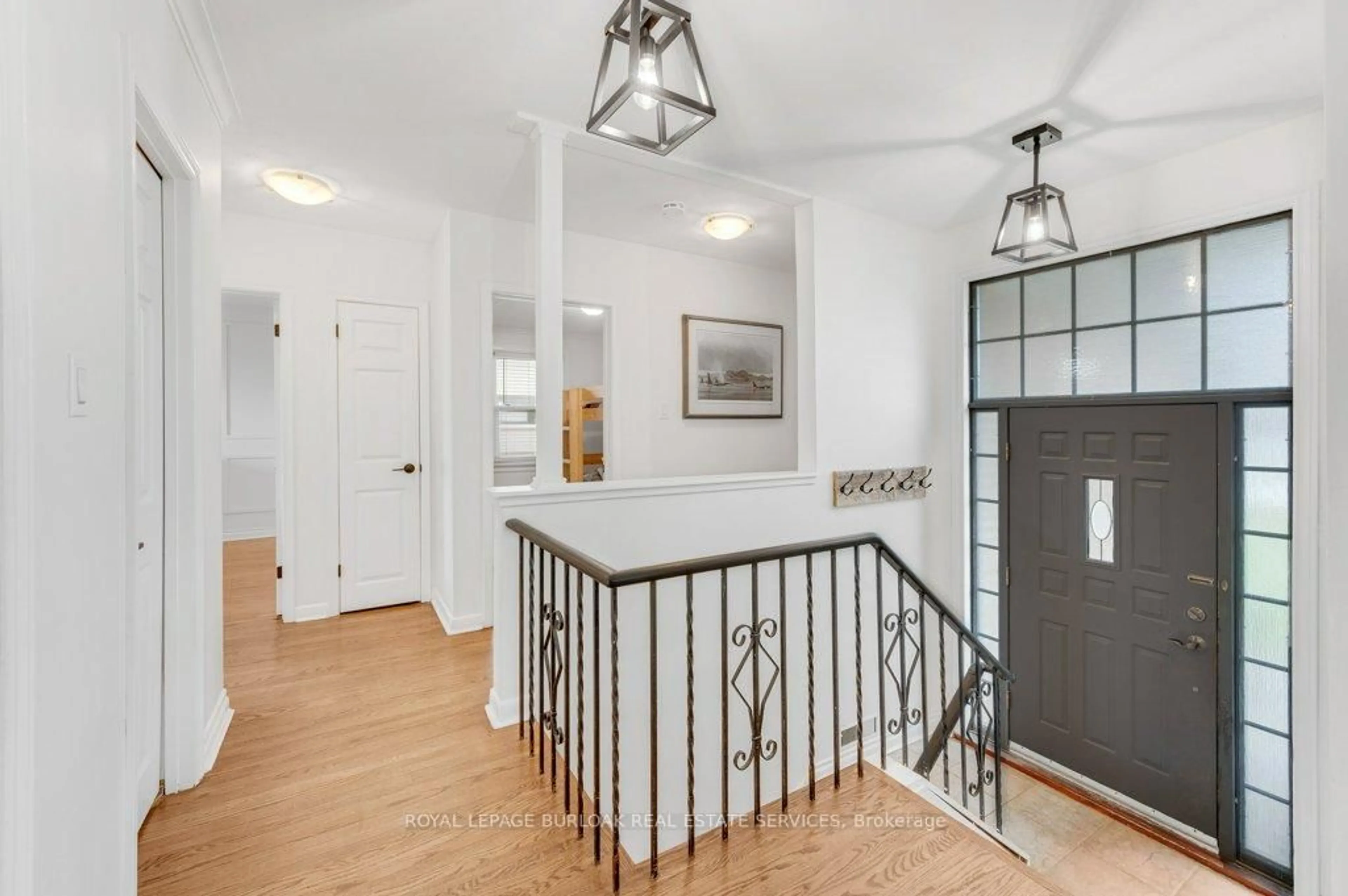 Indoor entryway for 602 Stephens Cres, Oakville Ontario L6K 1Y3