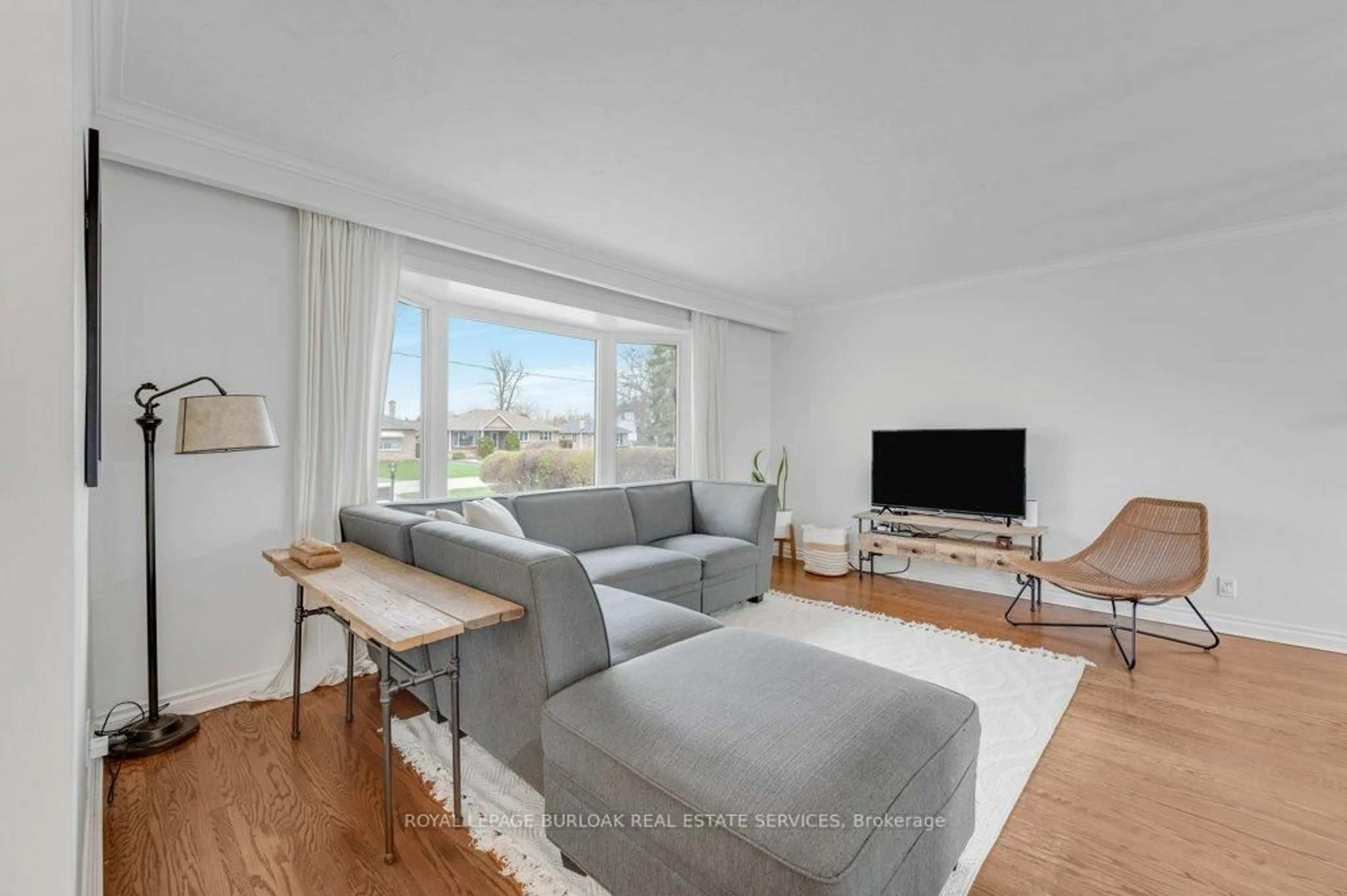 Living room with furniture, unknown for 602 Stephens Cres, Oakville Ontario L6K 1Y3