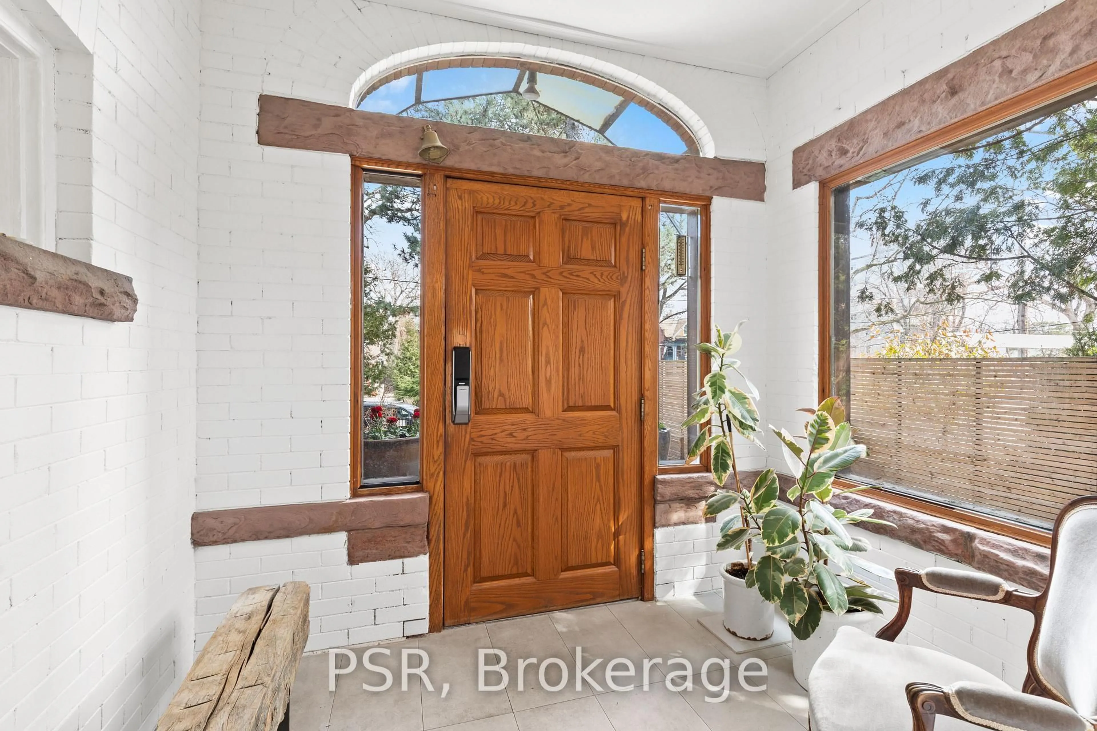 Indoor entryway for 132 Indian Rd, Toronto Ontario M6R 2V6