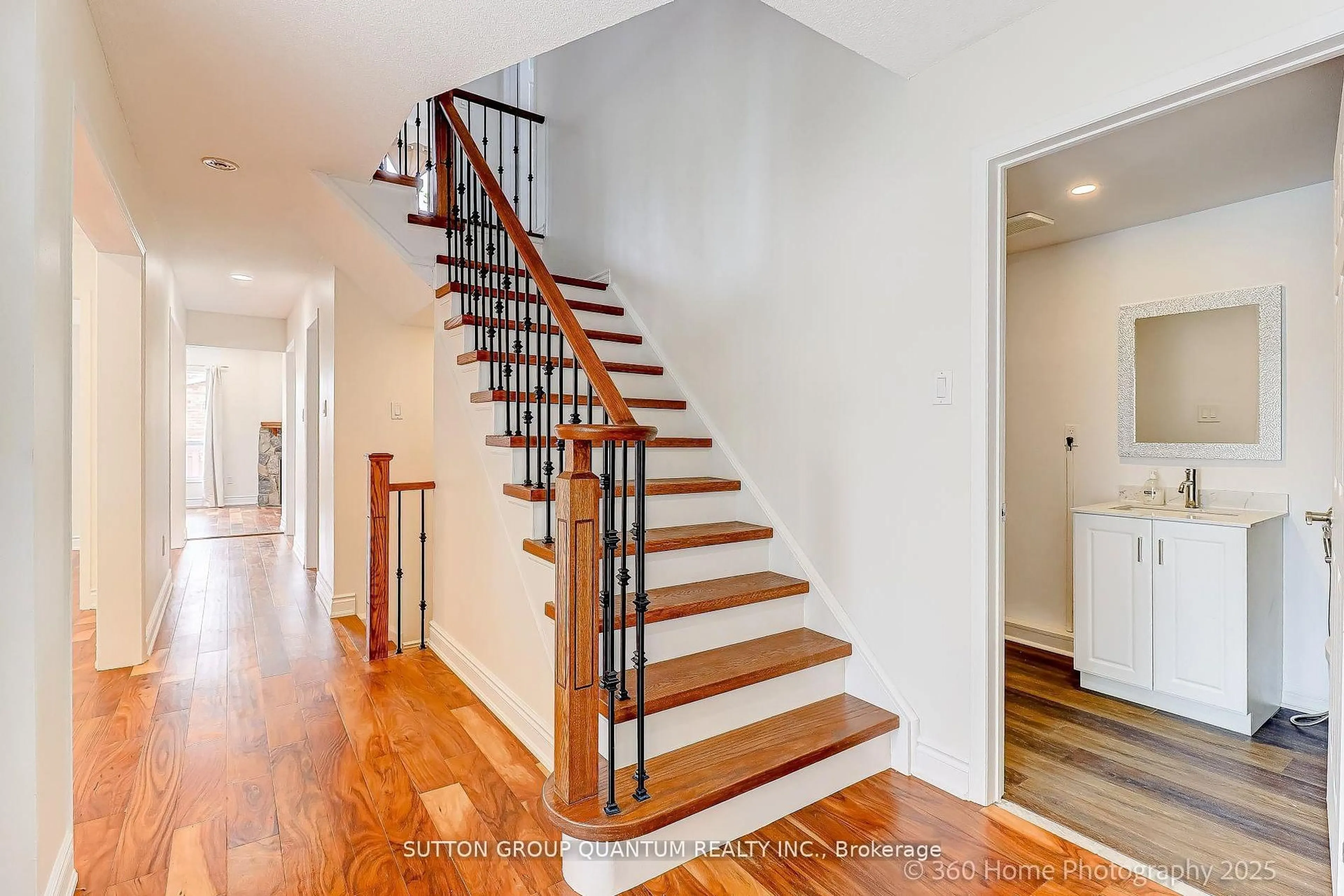 Stairs for 3246 Fanleaf Dr, Mississauga Ontario L5N 7C9
