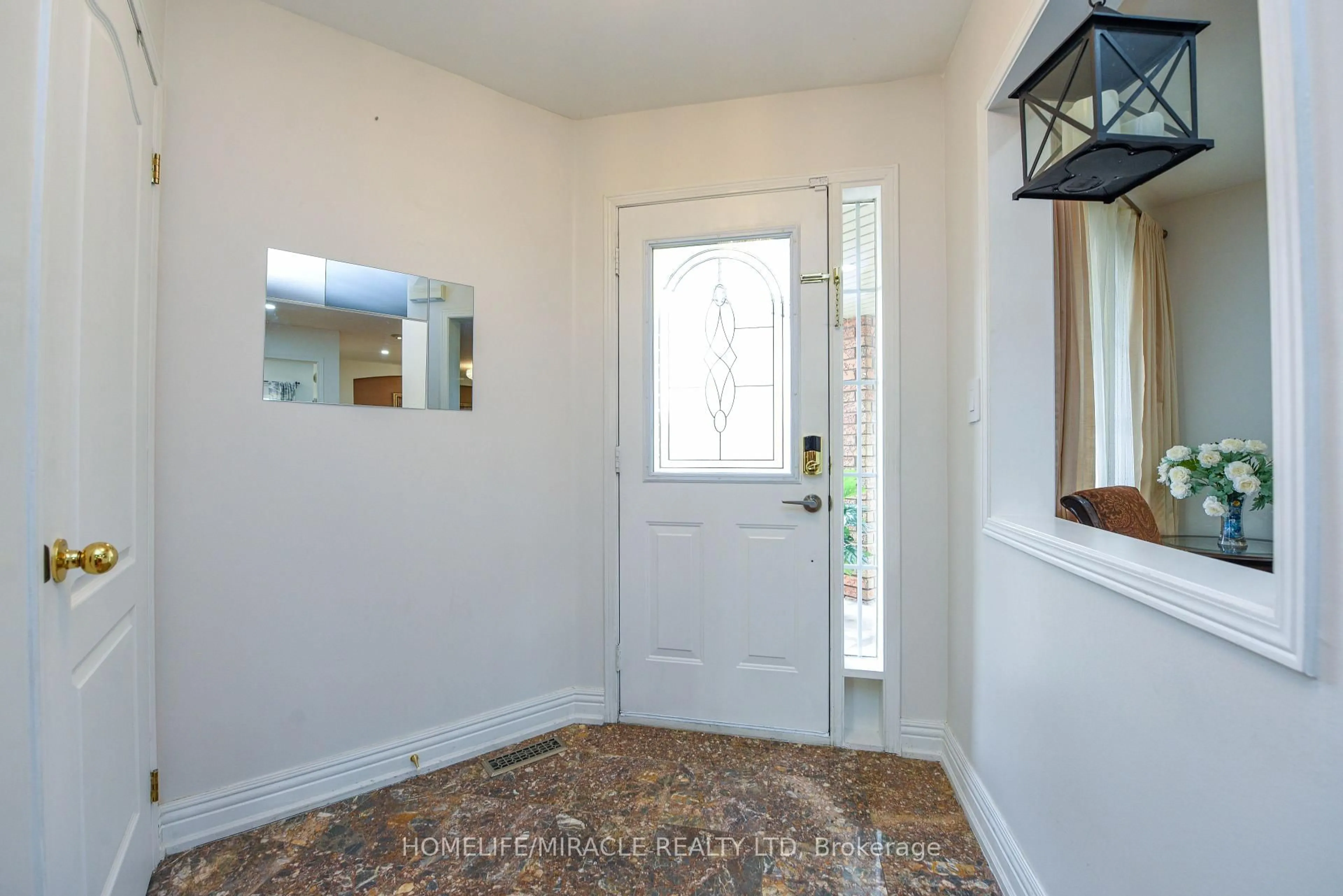 Indoor entryway for 113 Seclusion Cres, Brampton Ontario L6R 1K8