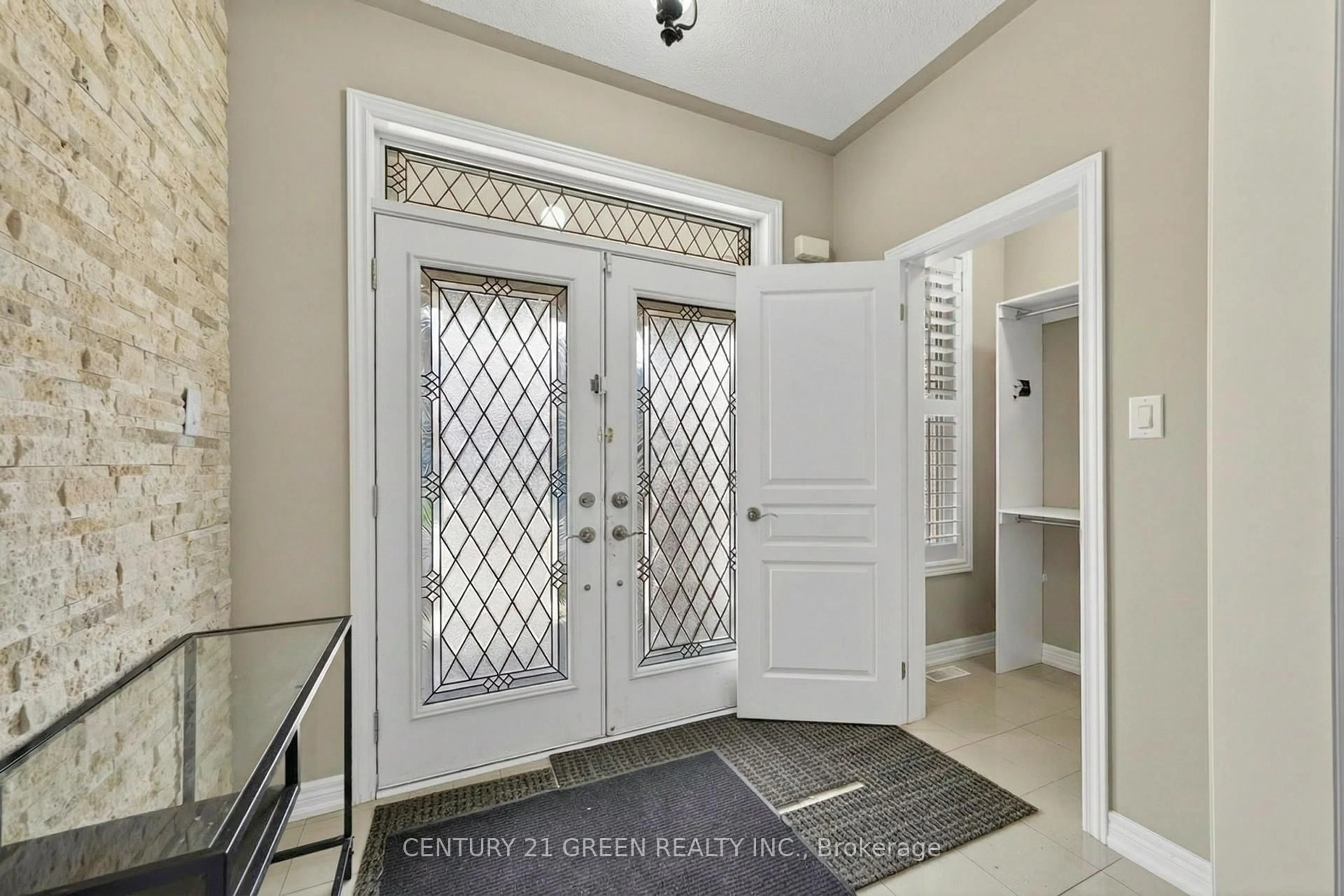Indoor entryway for 50 Bellcrest Rd, Brampton Ontario L6Y 0G8