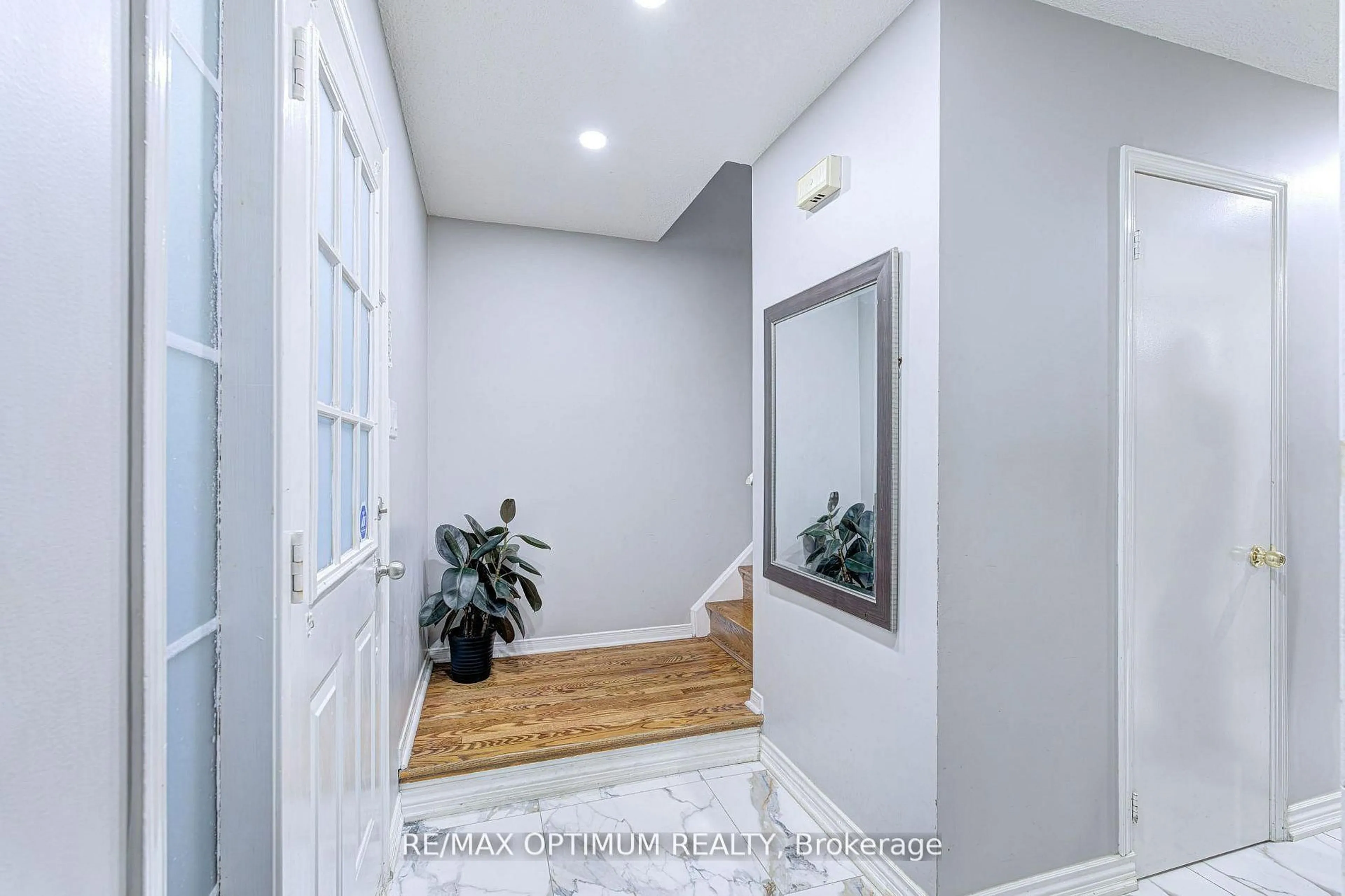 Indoor entryway for 108 Timberlane Dr, Brampton Ontario L6Y 4V7