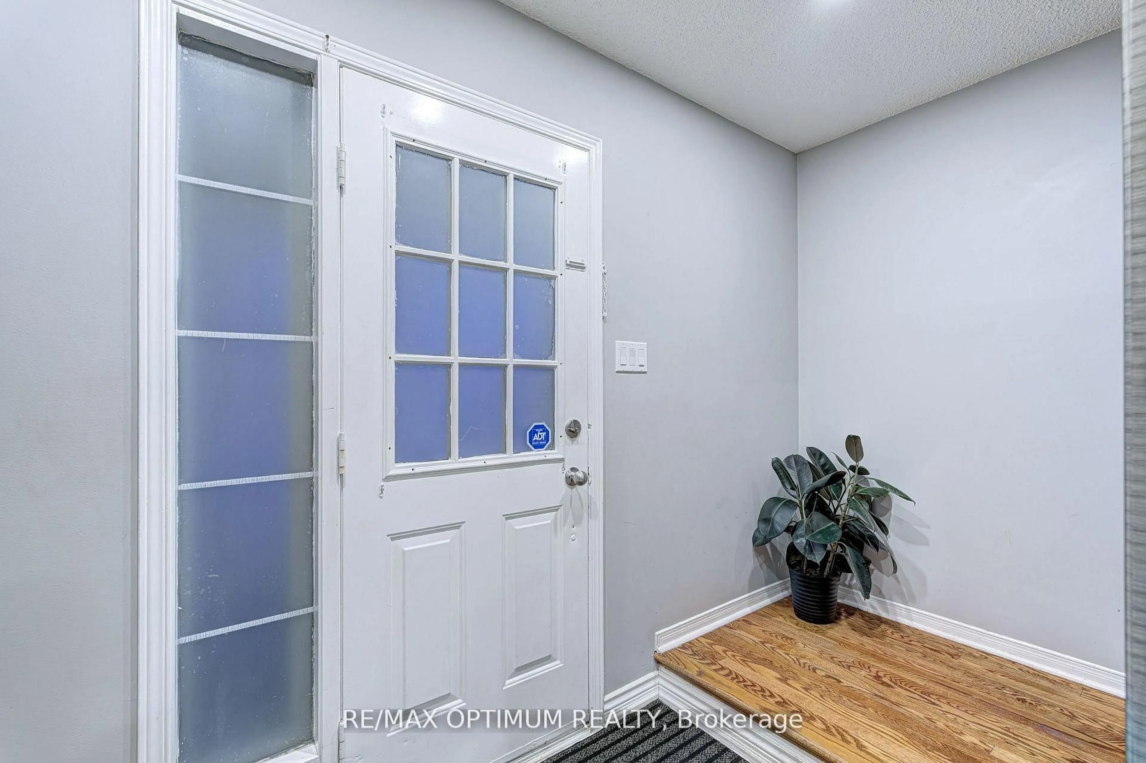 Indoor entryway for 108 Timberlane Dr, Brampton Ontario L6Y 4V7