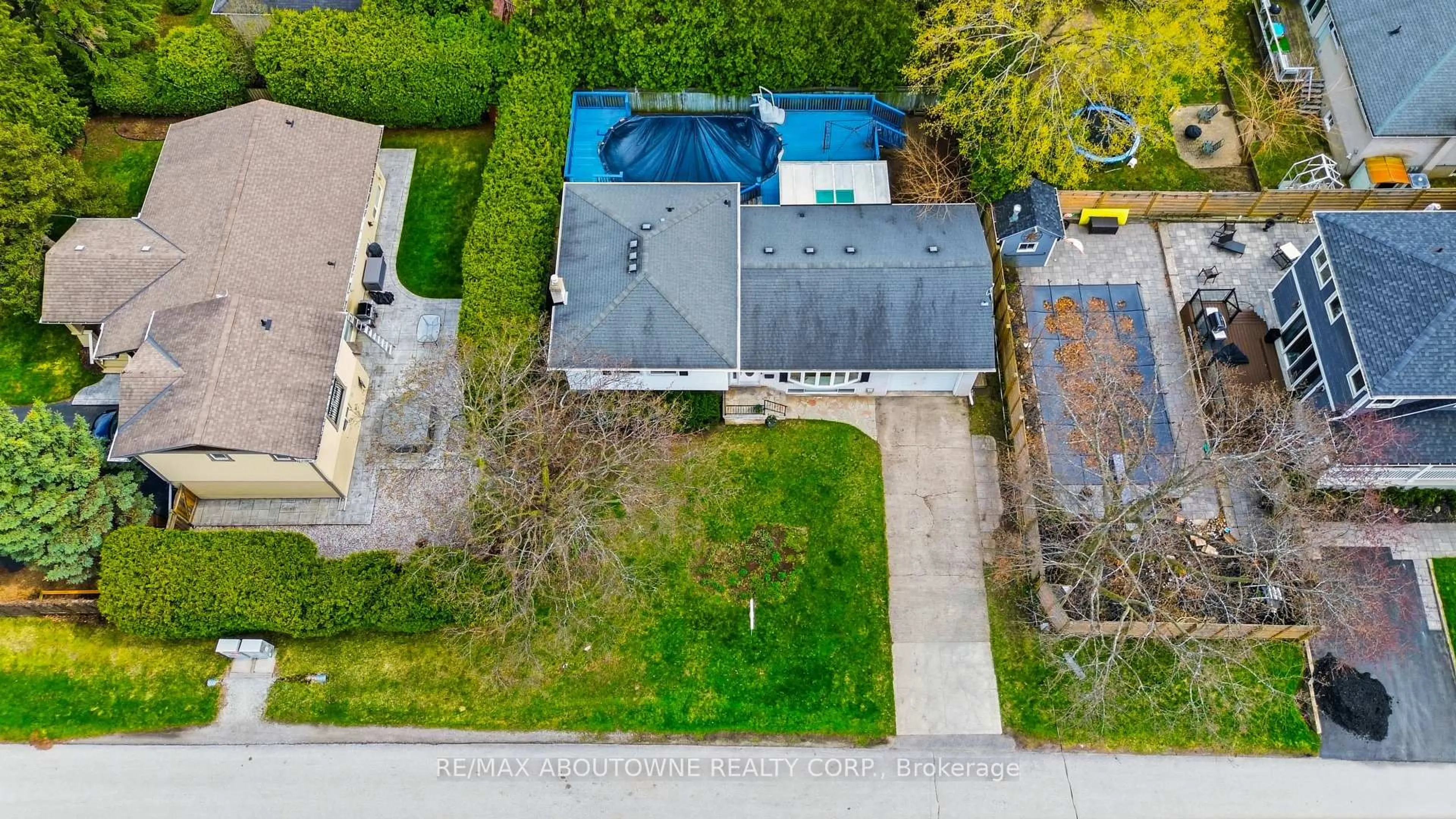 A pic from outside/outdoor area/front of a property/back of a property/a pic from drone, street for 1100 Shaw St, Oakville Ontario L6L 2R8