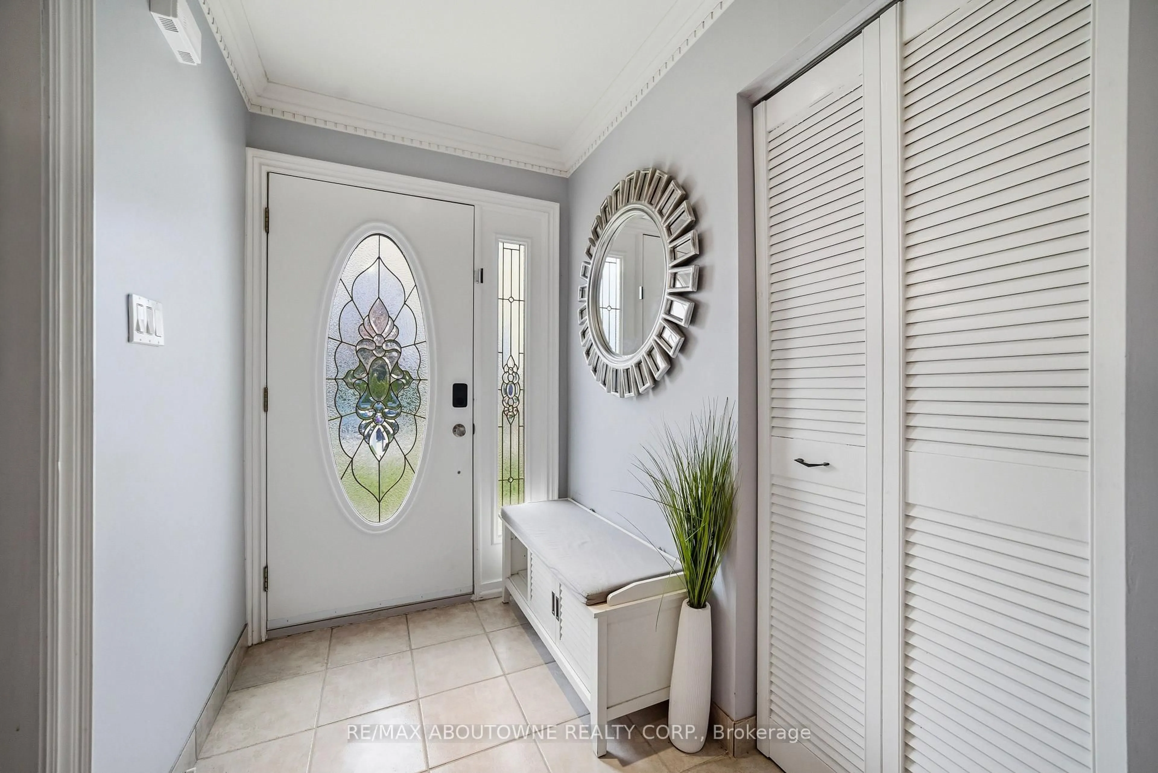 Indoor entryway for 1100 Shaw St, Oakville Ontario L6L 2R8