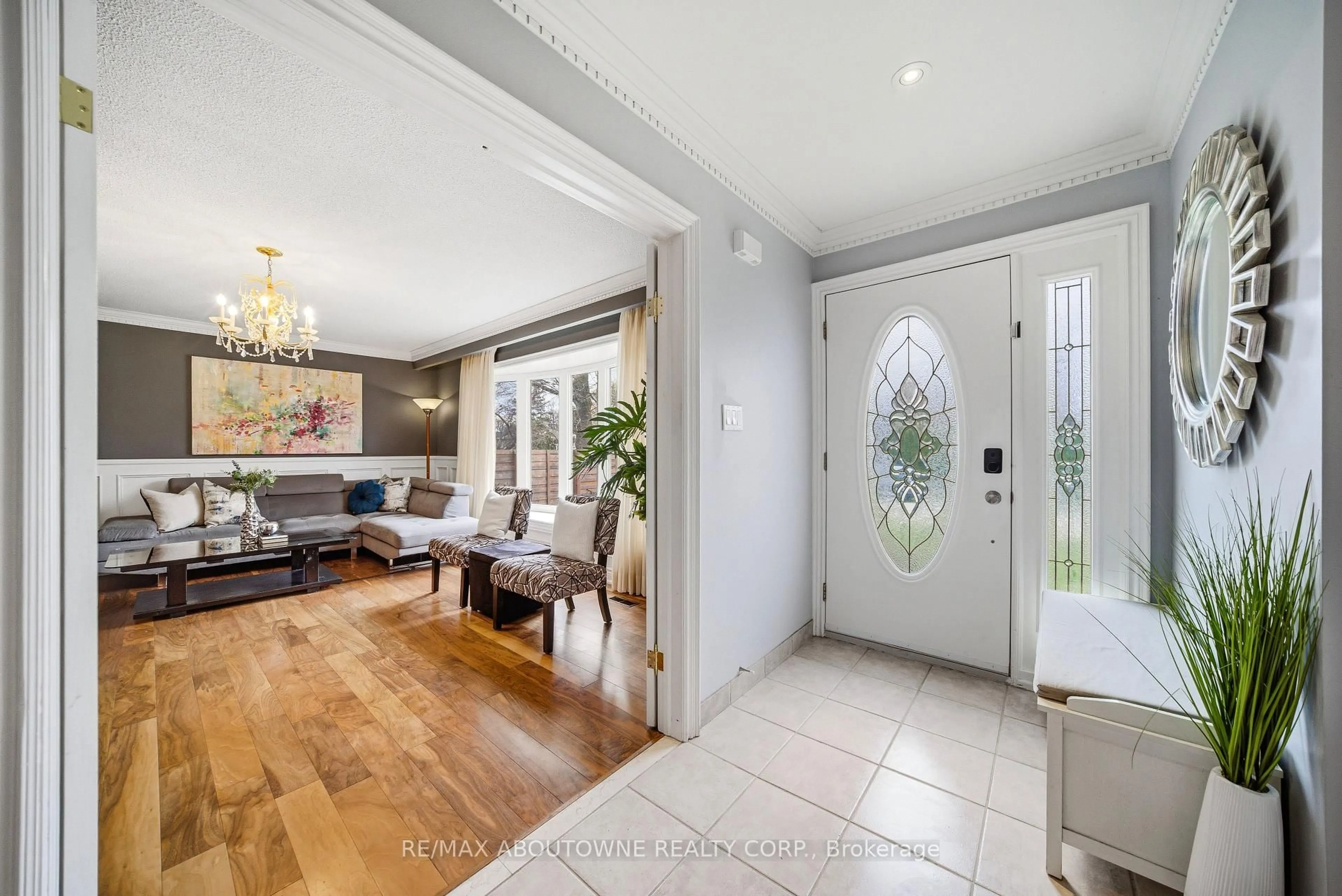 Indoor foyer for 1100 Shaw St, Oakville Ontario L6L 2R8