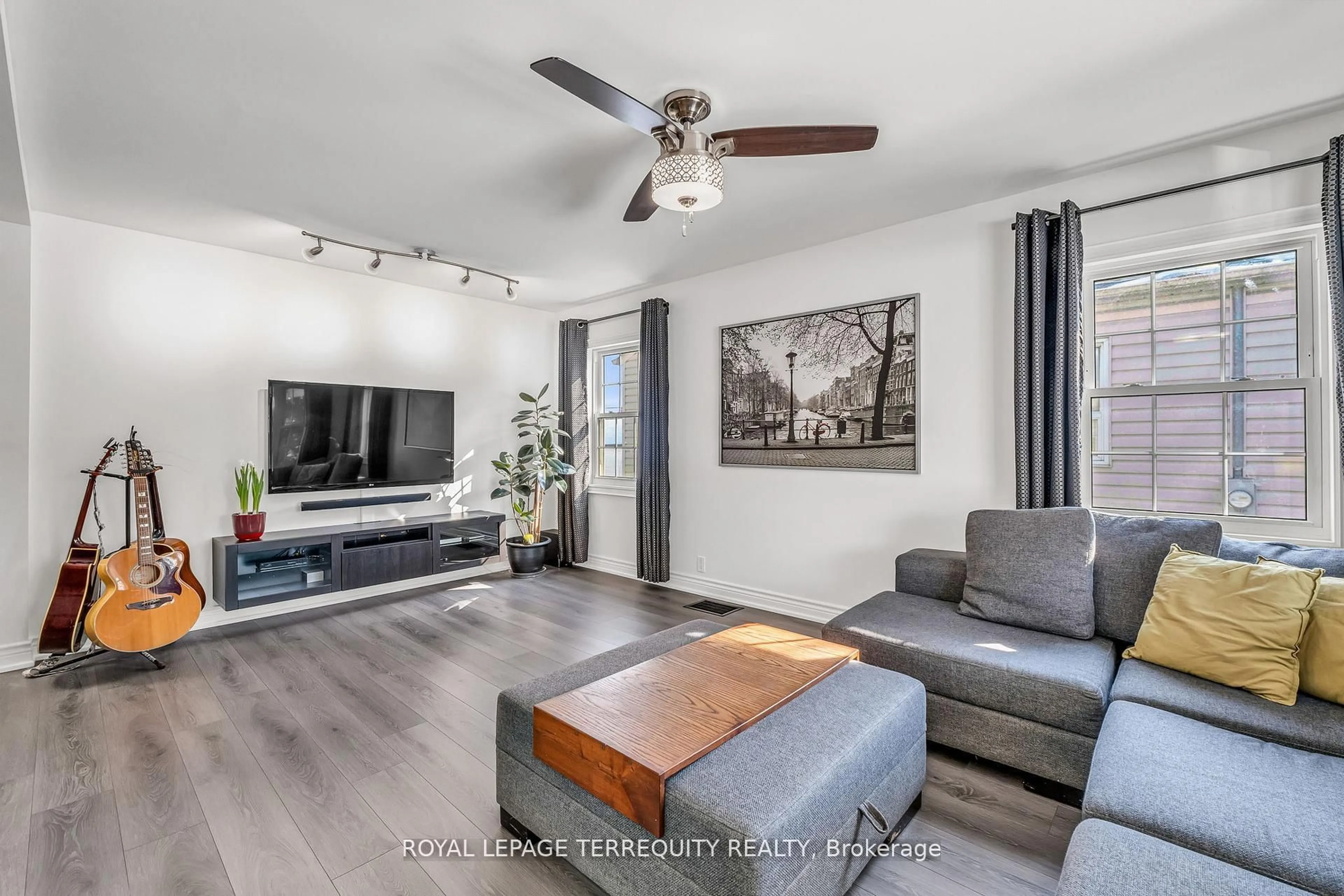 Living room with furniture, unknown for 5 Acorn Ave, Toronto Ontario M9B 3P7