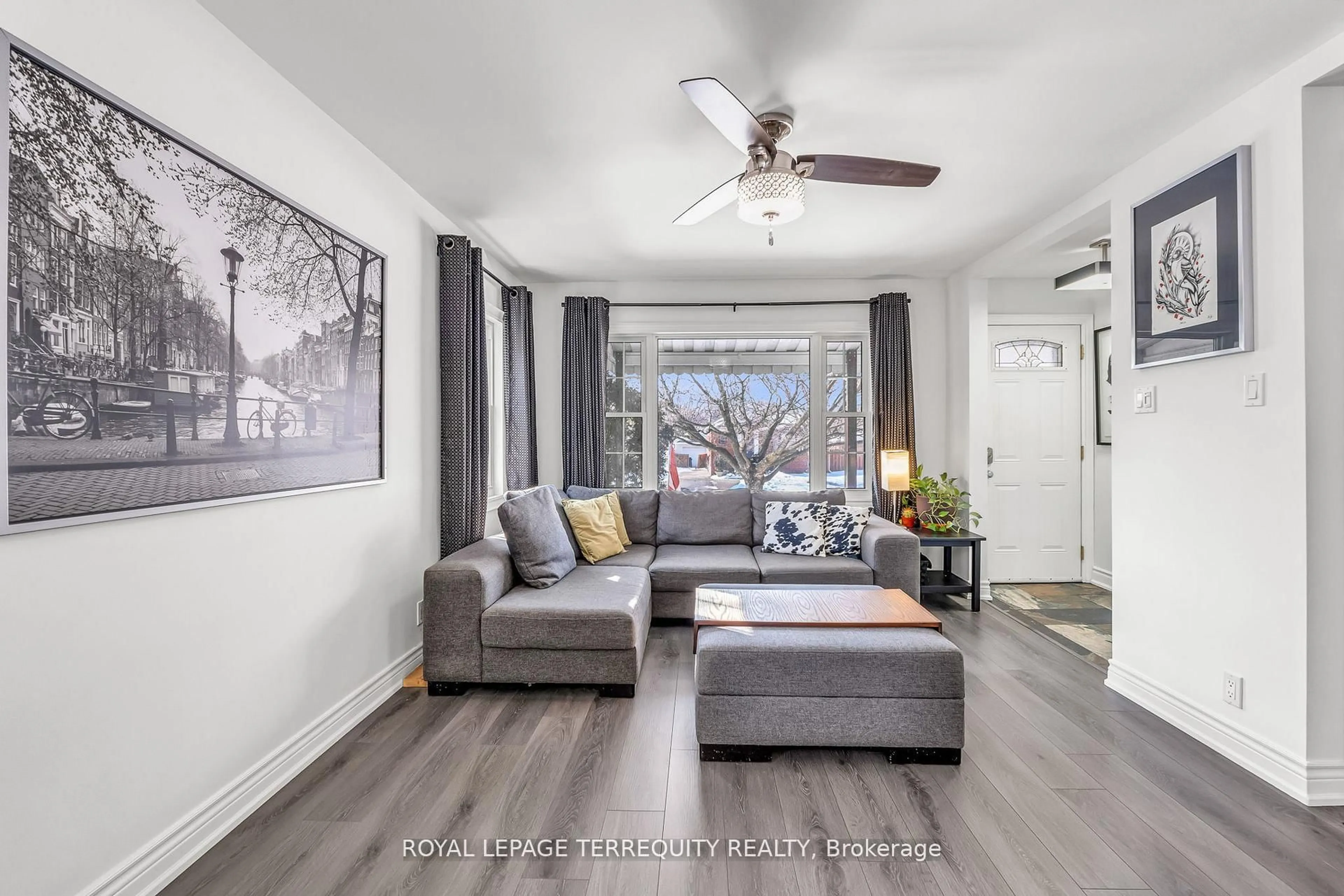 Living room with furniture, unknown for 5 Acorn Ave, Toronto Ontario M9B 3P7