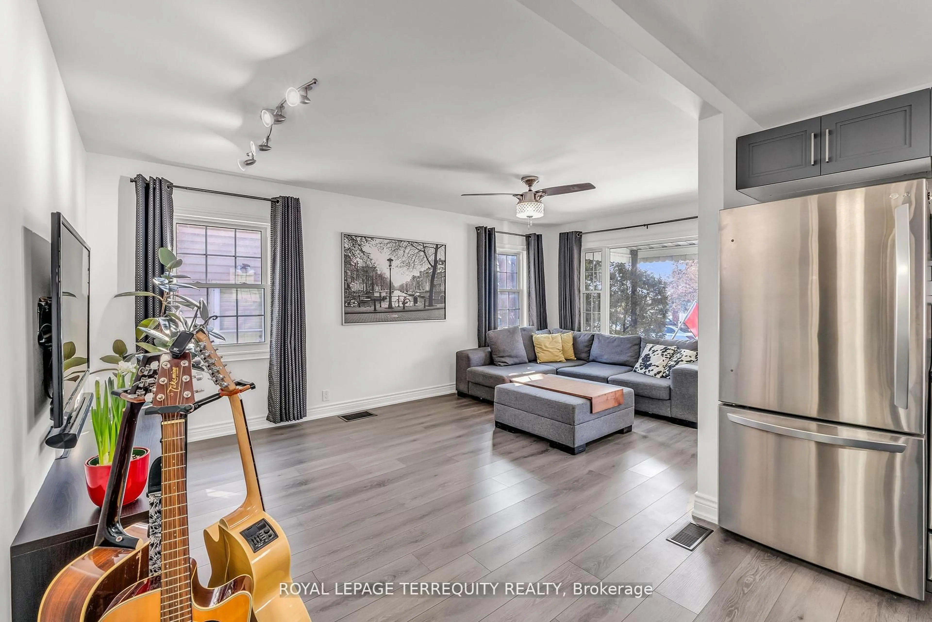 Living room with furniture, unknown for 5 Acorn Ave, Toronto Ontario M9B 3P7