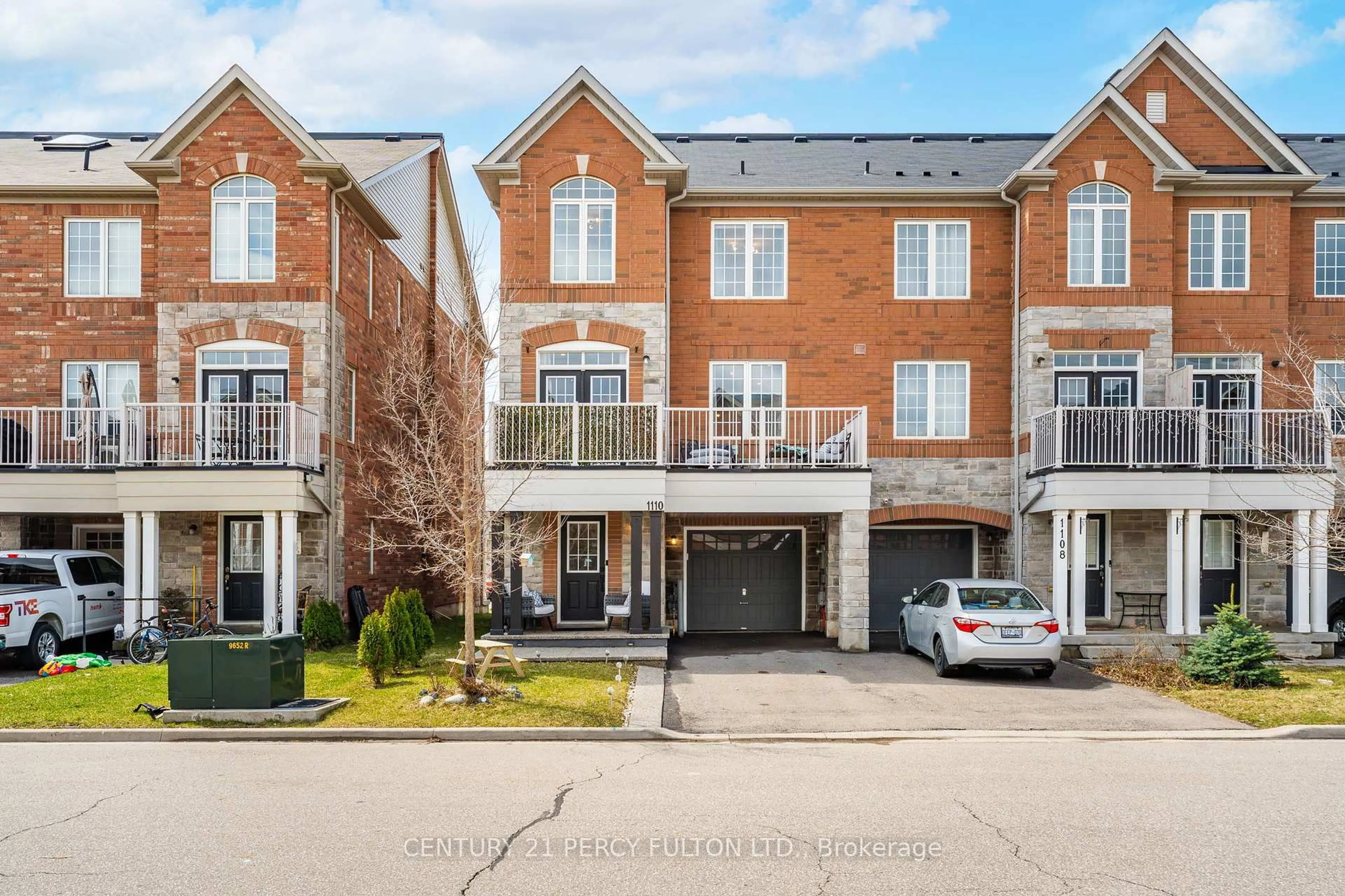 A pic from outside/outdoor area/front of a property/back of a property/a pic from drone, street for 1110 Durno Crt, Milton Ontario L9T 8P5