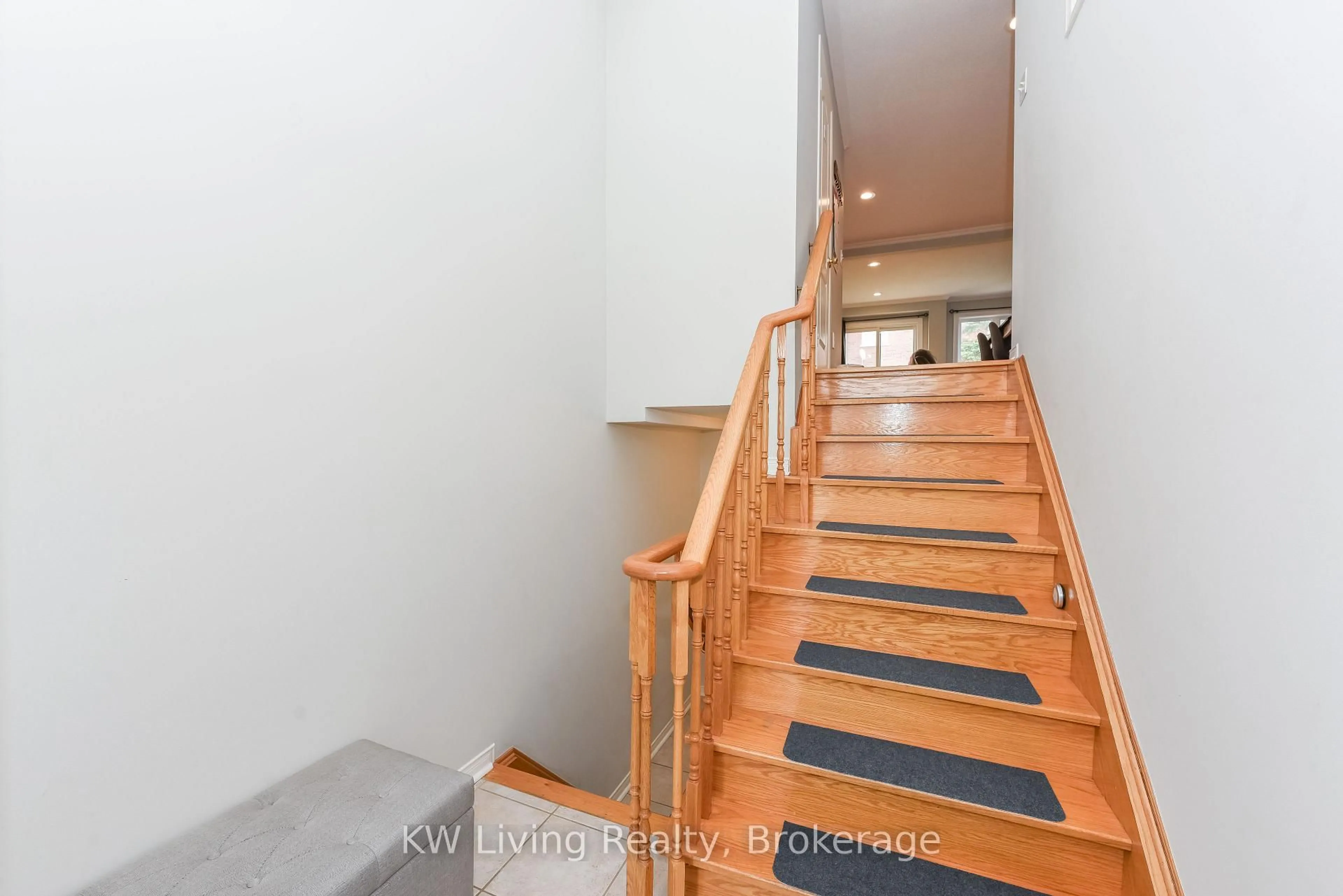 Indoor foyer for 1588 South Parade Crt #60, Mississauga Ontario L5M 6E7