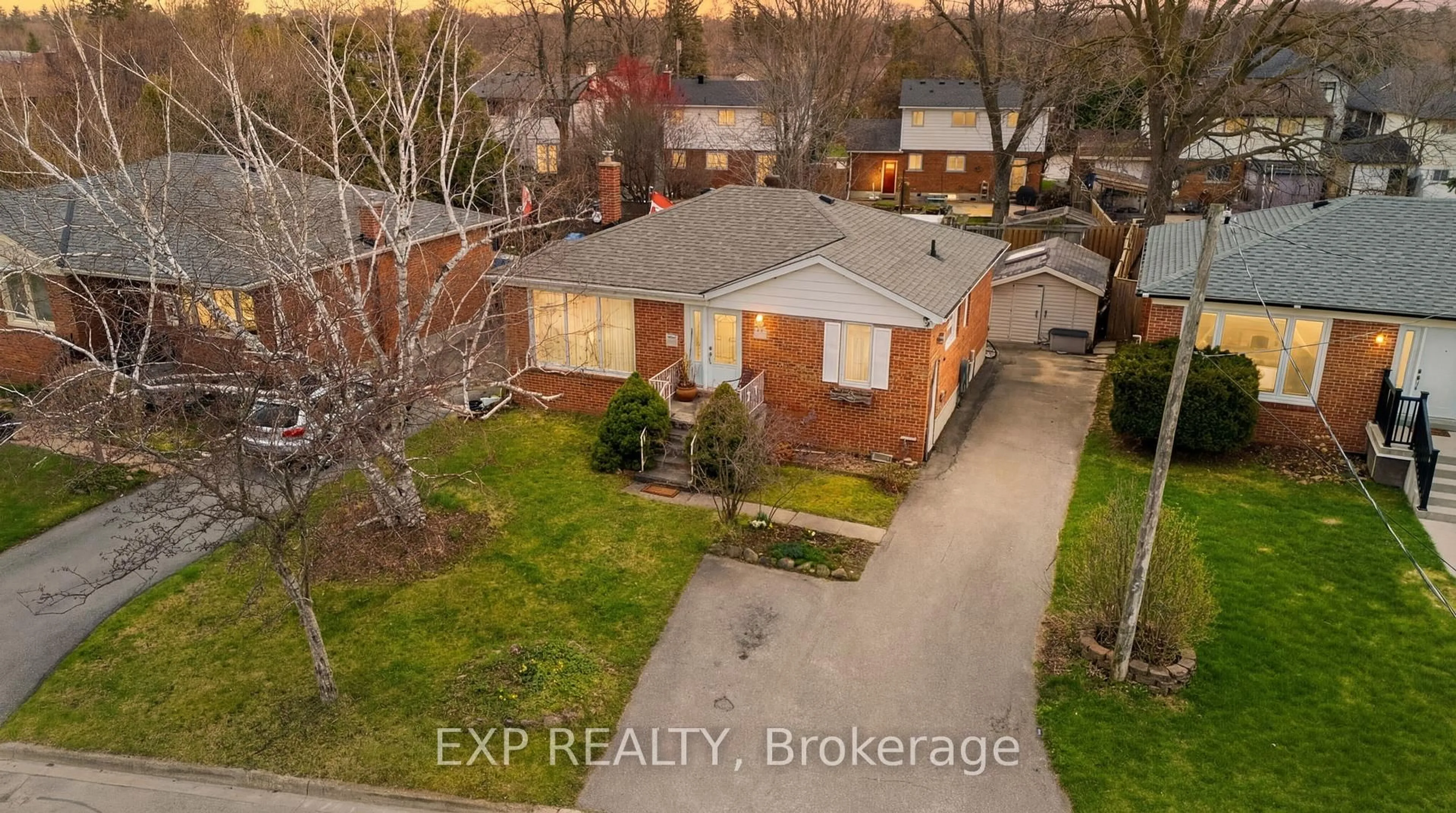 A pic from outside/outdoor area/front of a property/back of a property/a pic from drone, street for 36 Shelley St, Halton Hills Ontario L7G 3W9