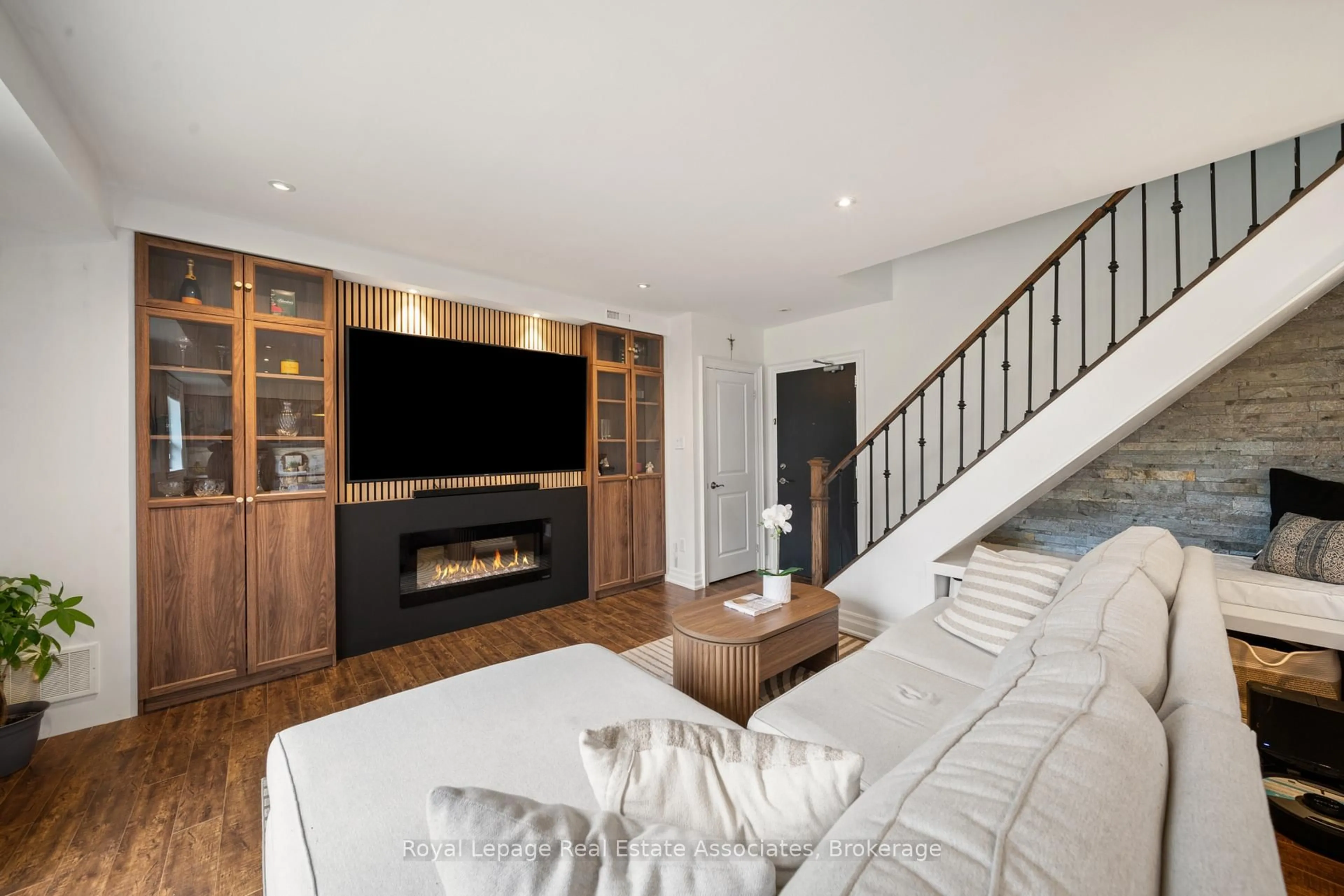 Home theater for 469 Claridge Rd #4, Burlington Ontario L7N 2S1