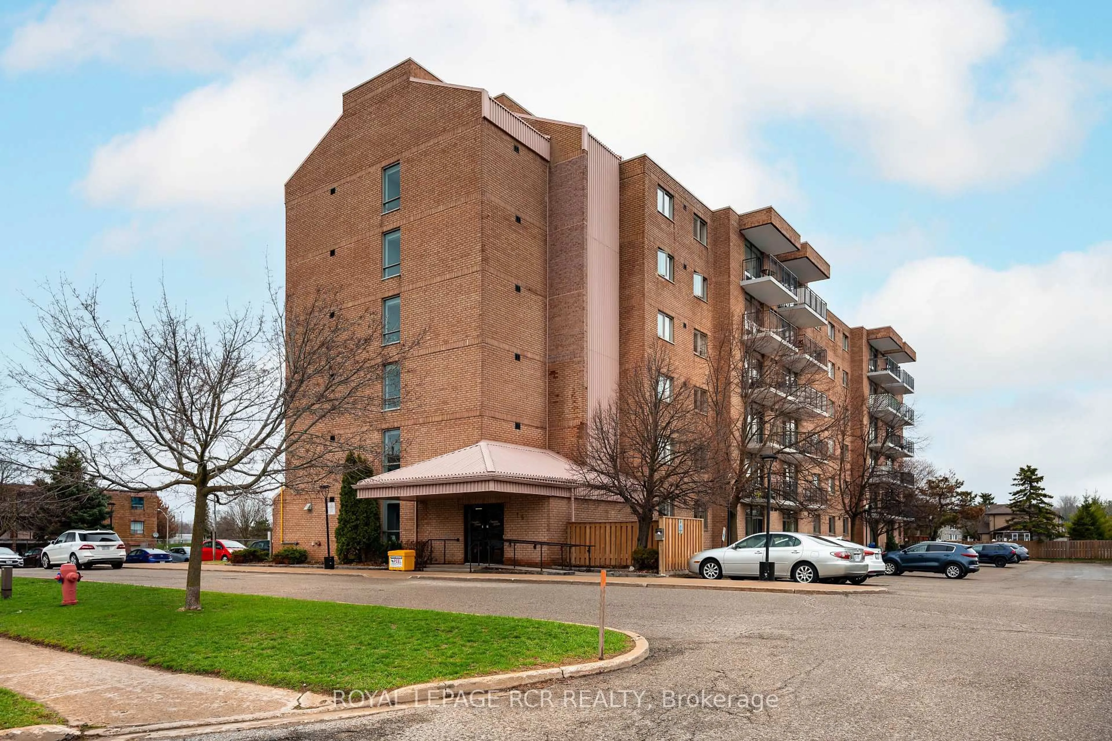 Patio, building for 16 Fourth St #32, Orangeville Ontario L9W 4N7