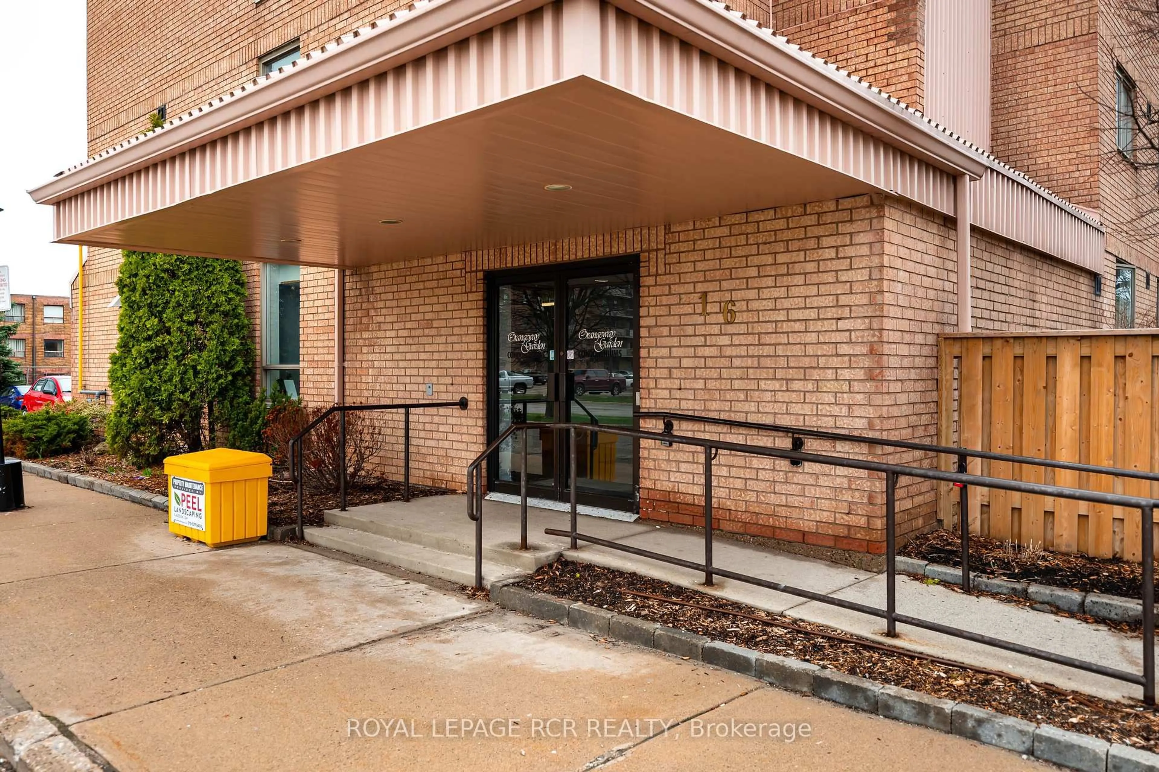 Indoor foyer for 16 Fourth St #32, Orangeville Ontario L9W 4N7