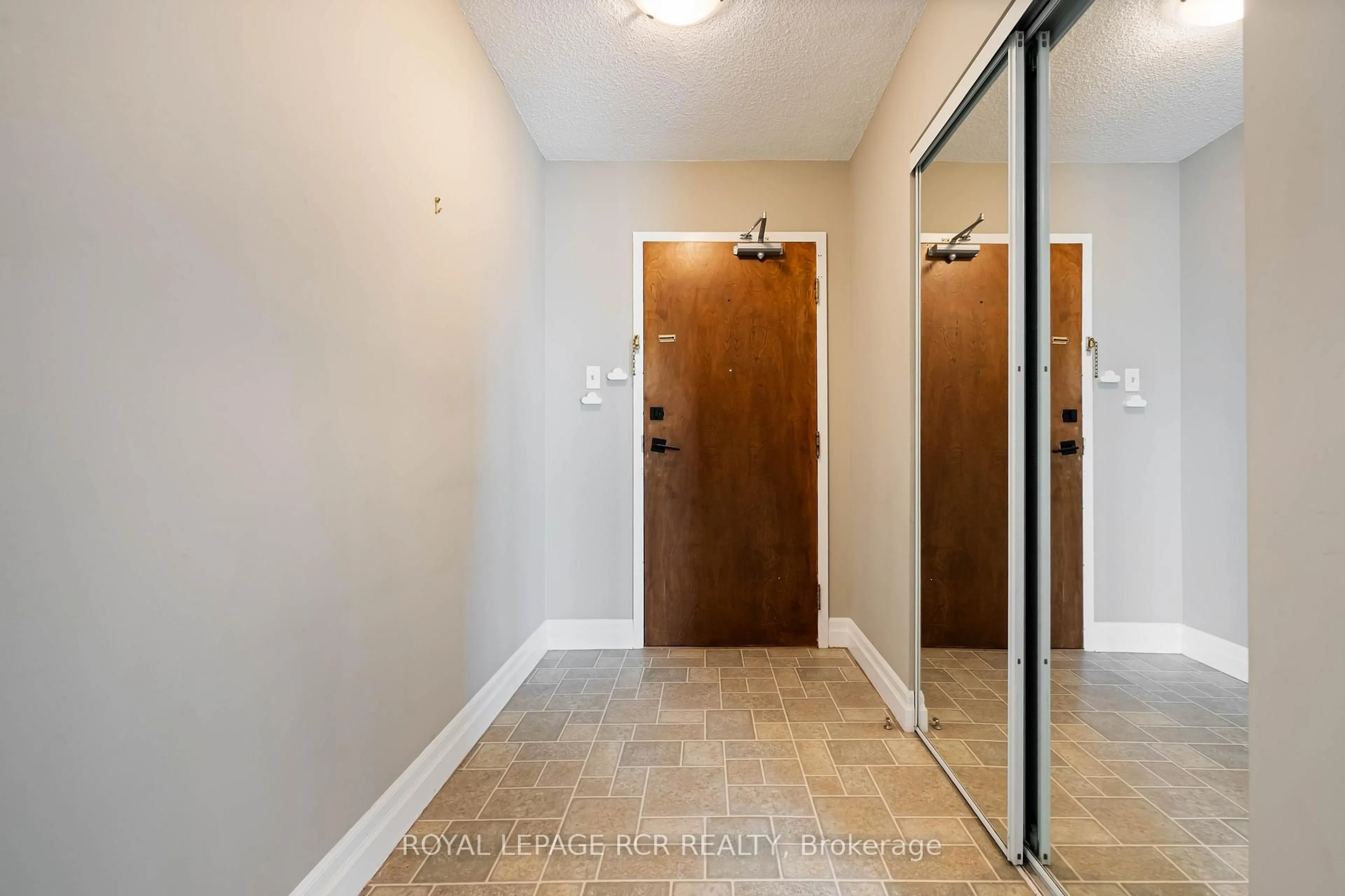 Indoor entryway for 16 Fourth St #32, Orangeville Ontario L9W 4N7