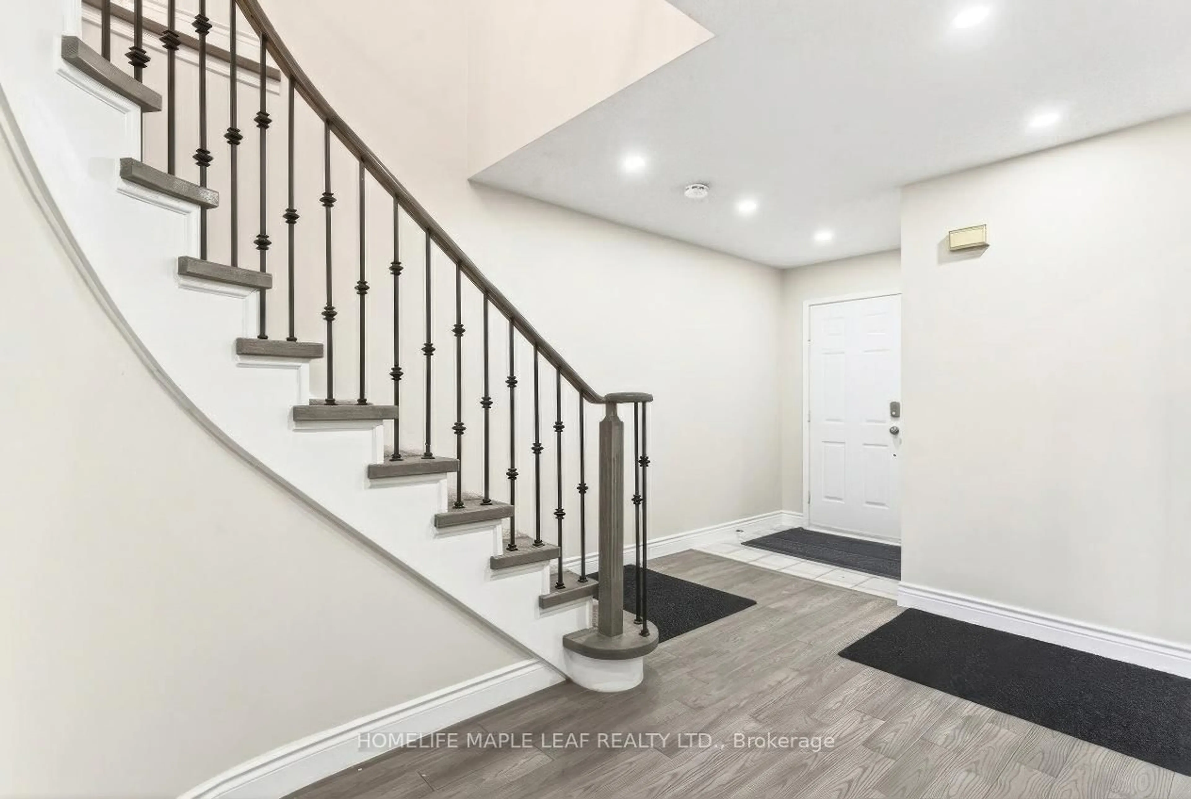 Indoor entryway for 735 Constellation Dr, Mississauga Ontario L5R 2V7