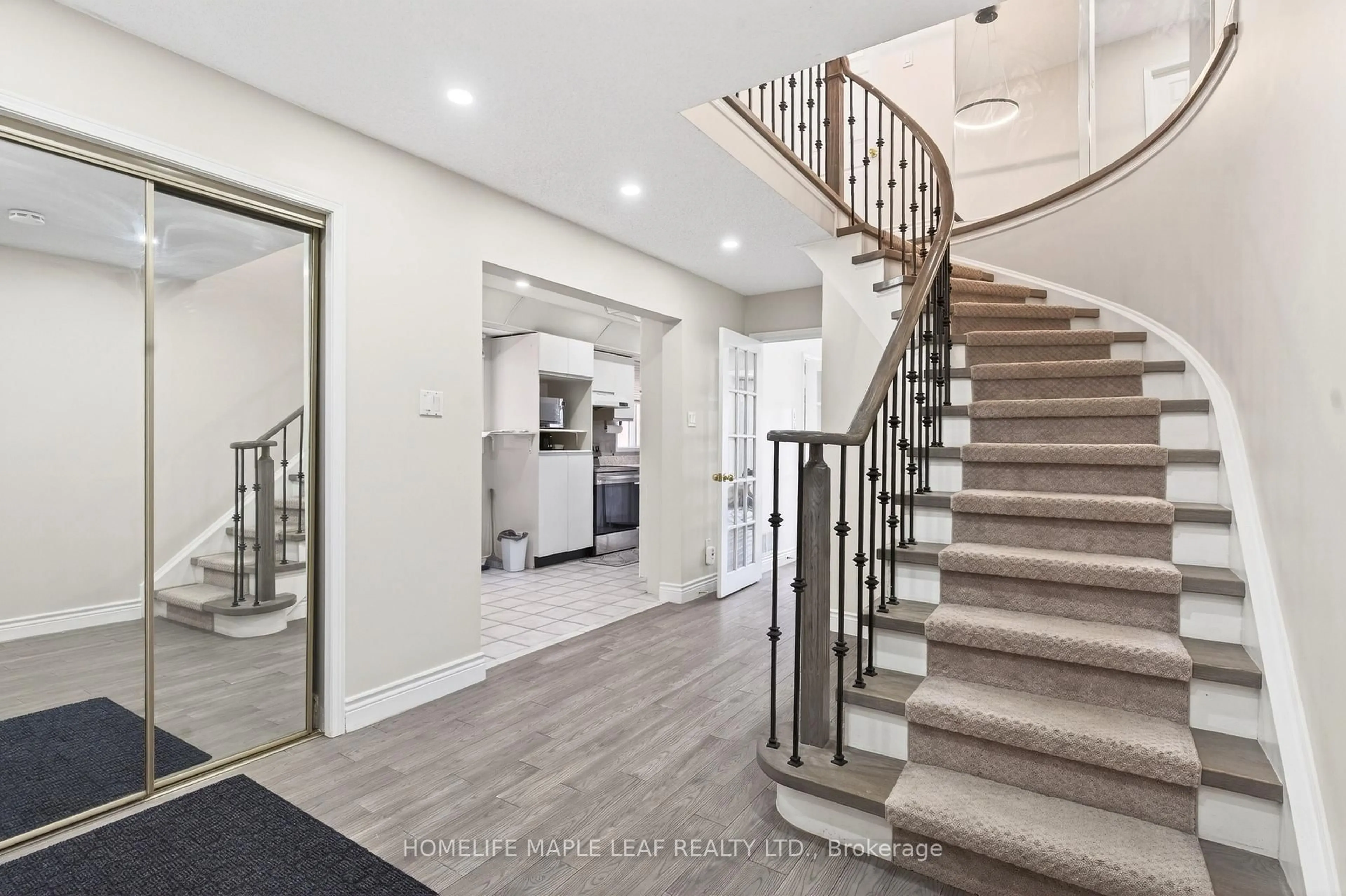 Indoor entryway for 735 Constellation Dr, Mississauga Ontario L5R 2V7