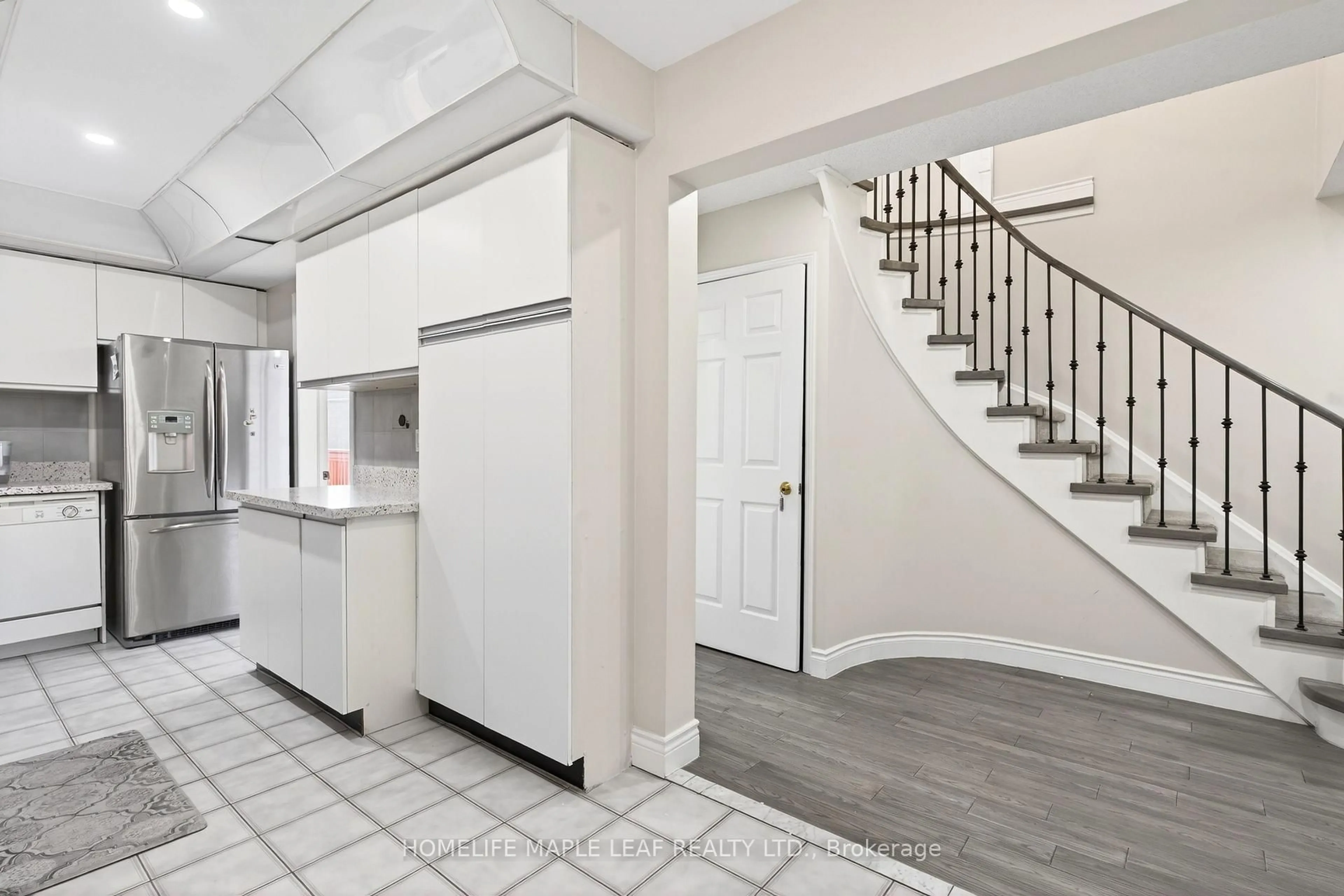 Open concept kitchen, ceramic/tile floor for 735 Constellation Dr, Mississauga Ontario L5R 2V7