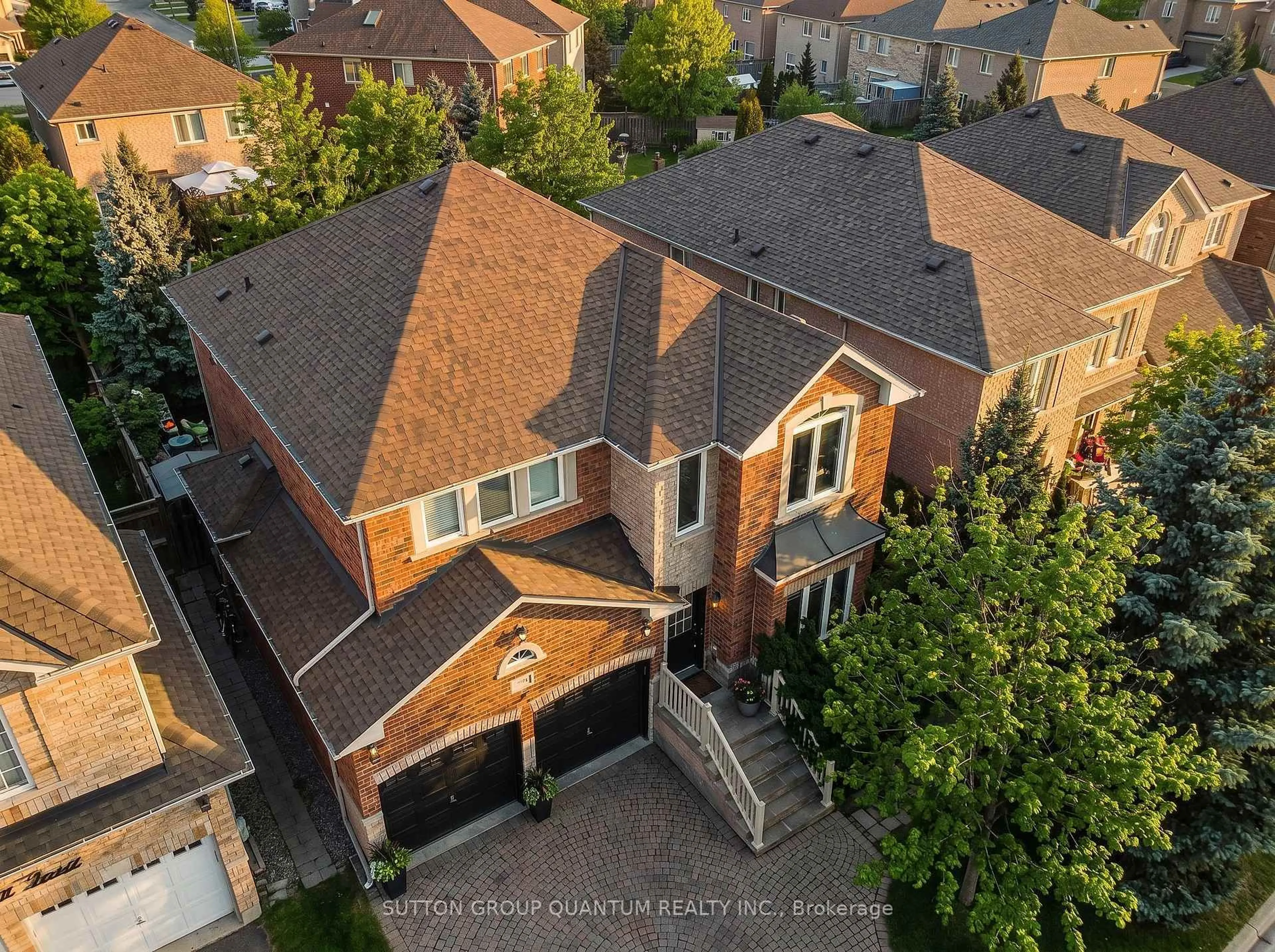 A pic from outside/outdoor area/front of a property/back of a property/a pic from drone, street for 491 Pettit Tr, Milton Ontario L9T 6N9