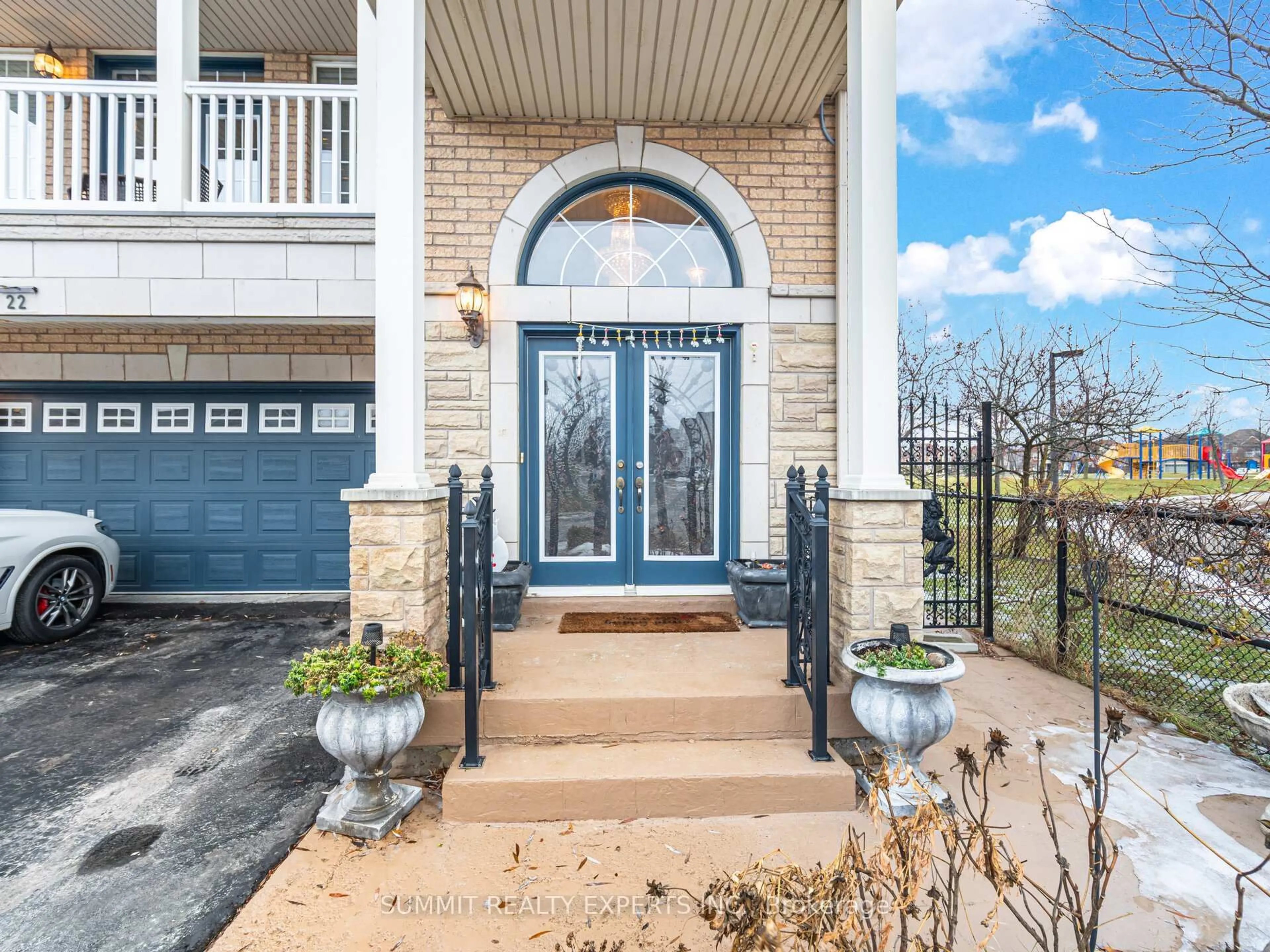 Indoor entryway for 22 Baylawn Circ, Brampton Ontario L6P 2M5