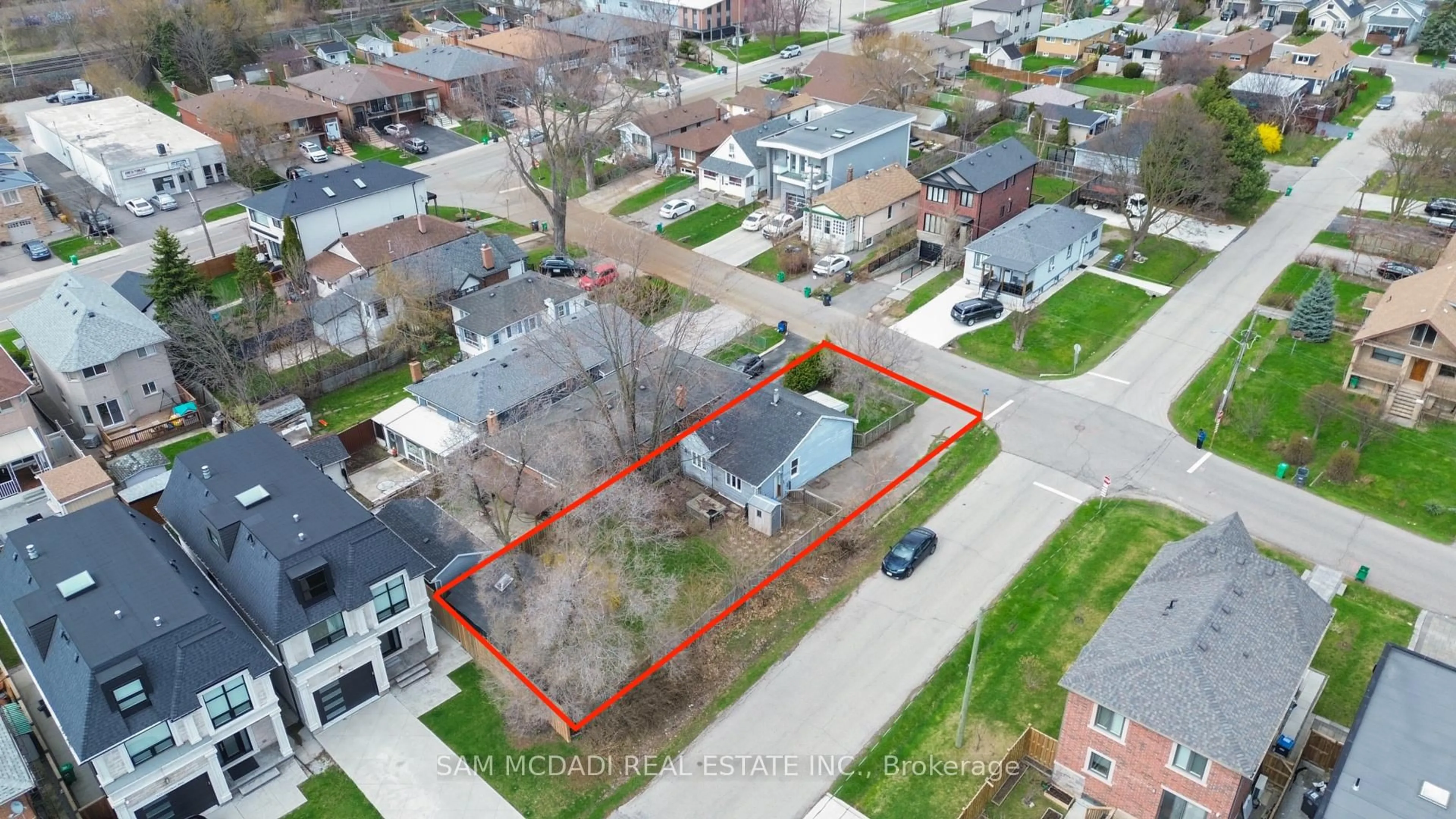 A pic from outside/outdoor area/front of a property/back of a property/a pic from drone, street for 1062 West Ave, Mississauga Ontario L5E 1W2