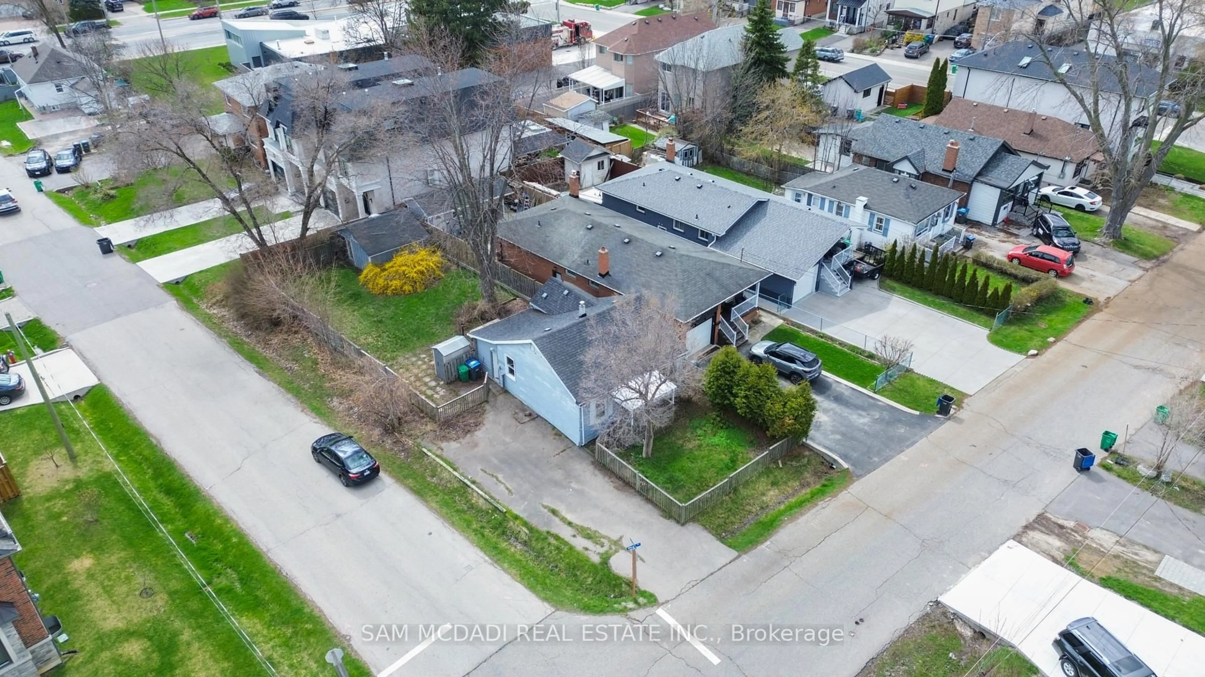 A pic from outside/outdoor area/front of a property/back of a property/a pic from drone, street for 1062 West Ave, Mississauga Ontario L5E 1W2