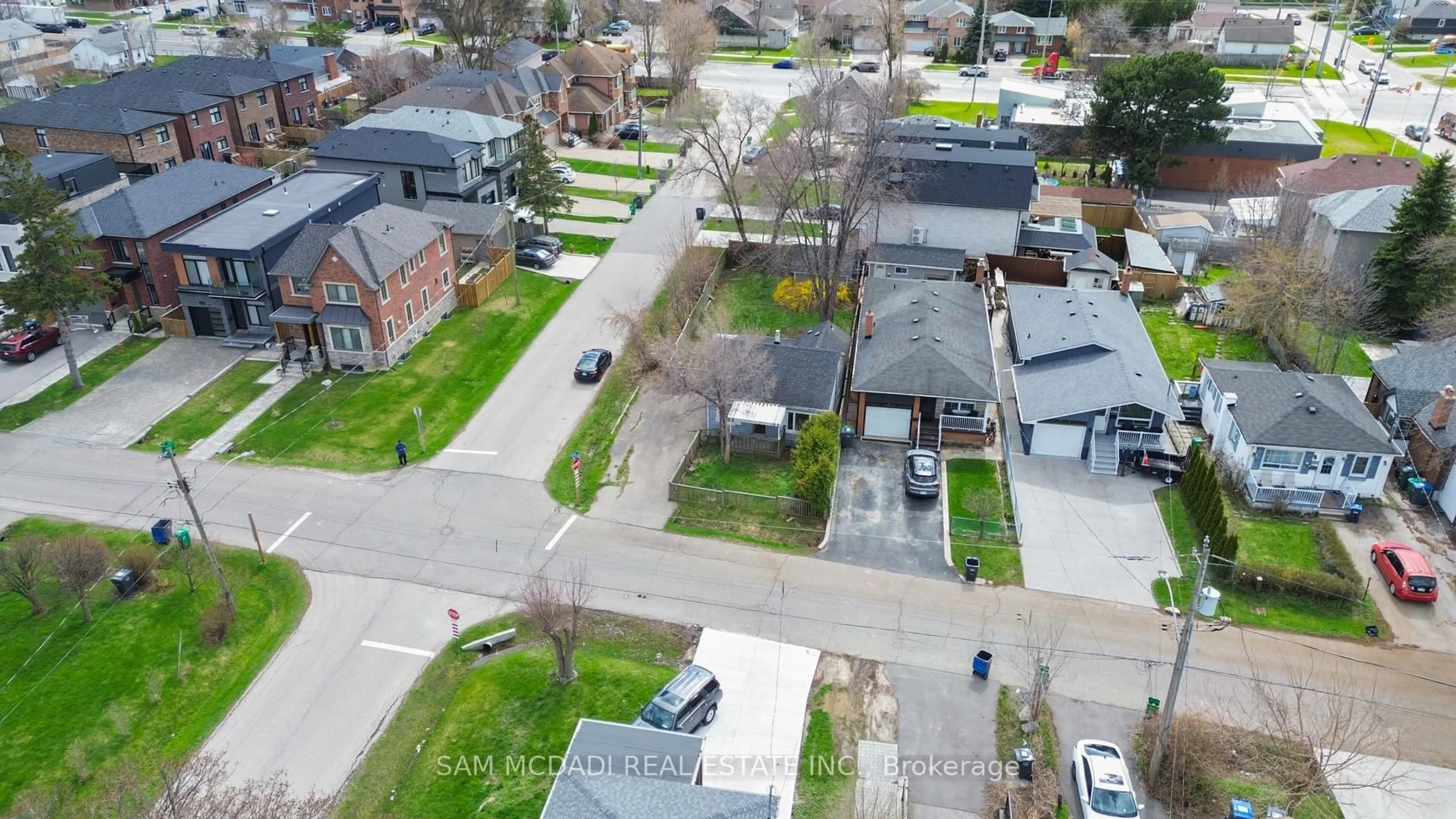 A pic from outside/outdoor area/front of a property/back of a property/a pic from drone, street for 1062 West Ave, Mississauga Ontario L5E 1W2