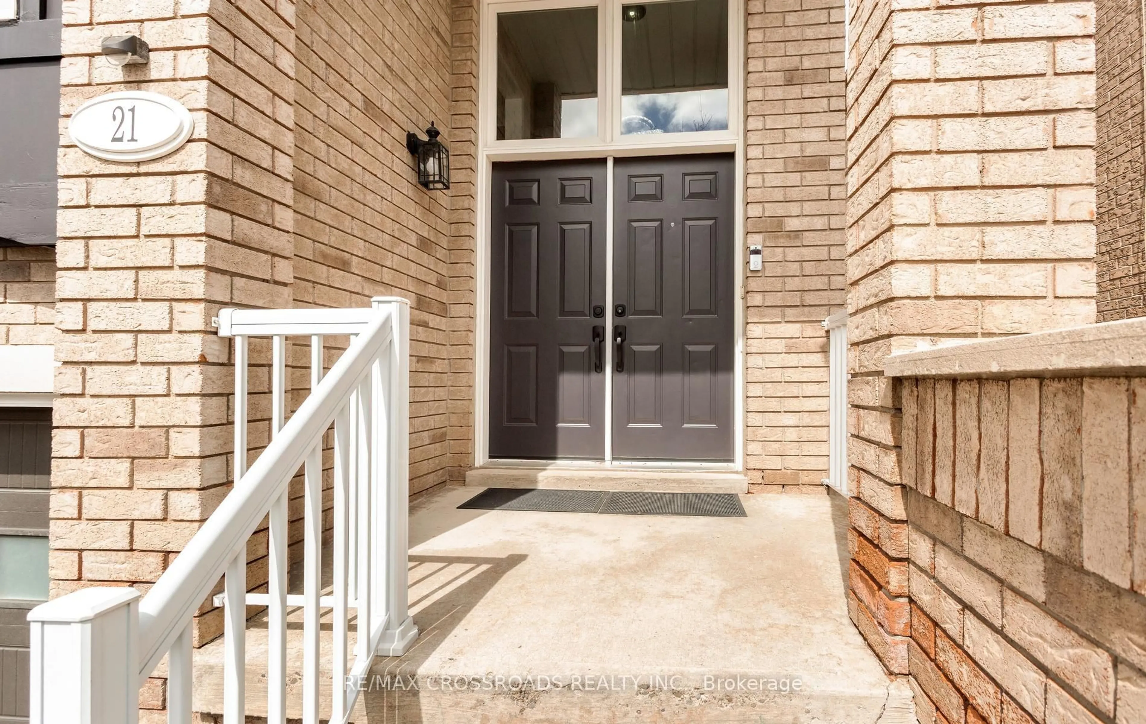Indoor entryway for 21 Cedarvalley Blvd, Brampton Ontario L7A 1N7
