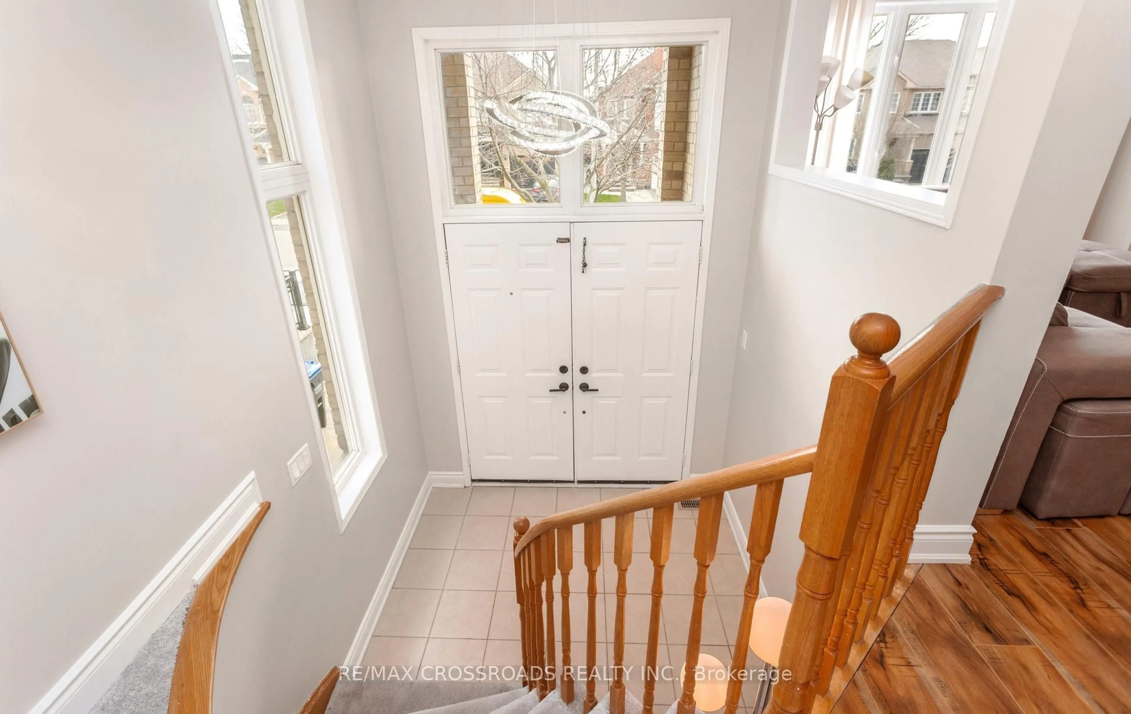 Indoor entryway for 21 Cedarvalley Blvd, Brampton Ontario L7A 1N7