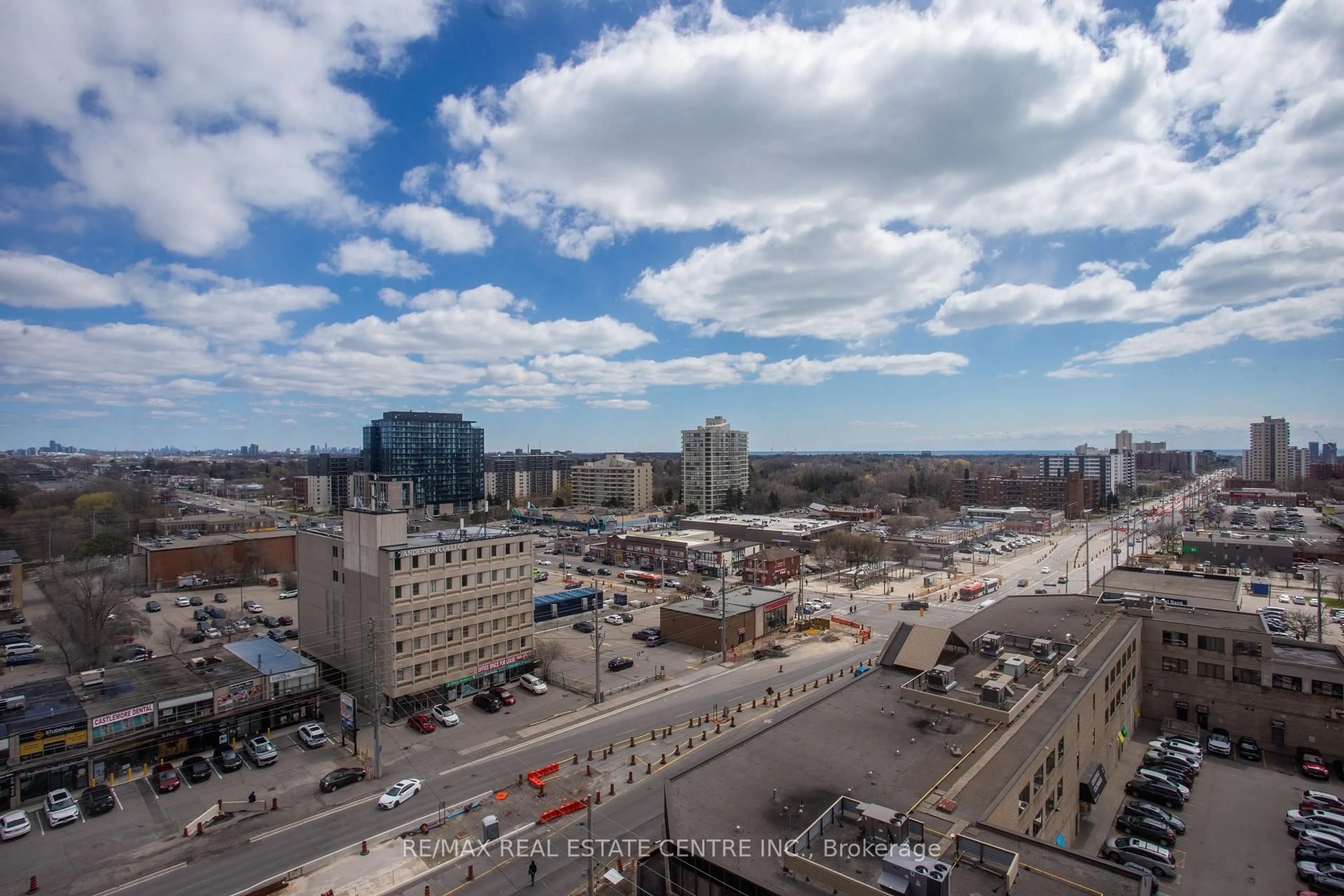 A pic from outside/outdoor area/front of a property/back of a property/a pic from drone, city buildings view from balcony for 25 Agnes St #PH06, Mississauga Ontario L5B 3X7
