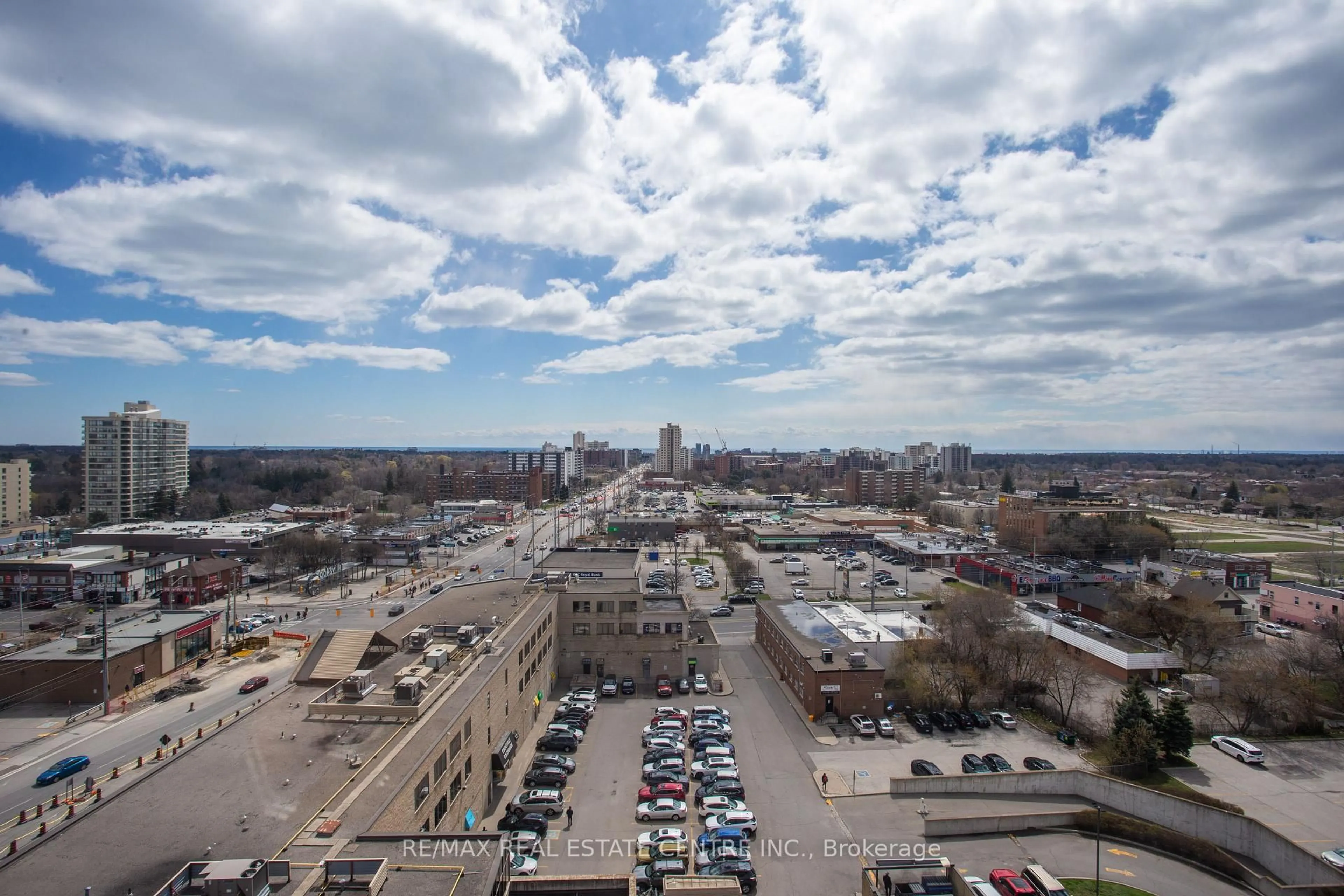 A pic from outside/outdoor area/front of a property/back of a property/a pic from drone, city buildings view from balcony for 25 Agnes St #PH06, Mississauga Ontario L5B 3X7