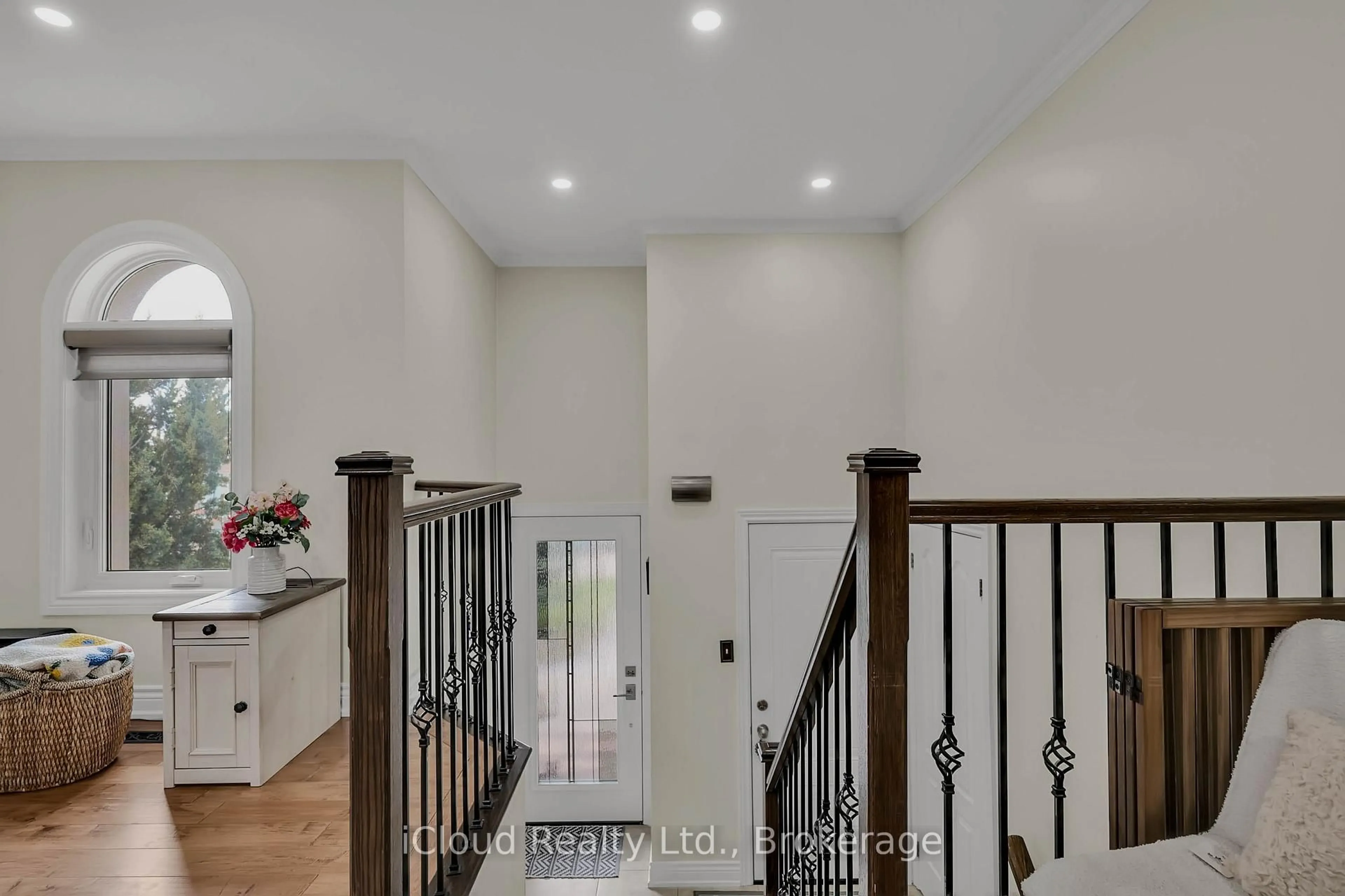 Indoor entryway for 1370 Pickwick Dr, Mississauga Ontario L5V 2H4