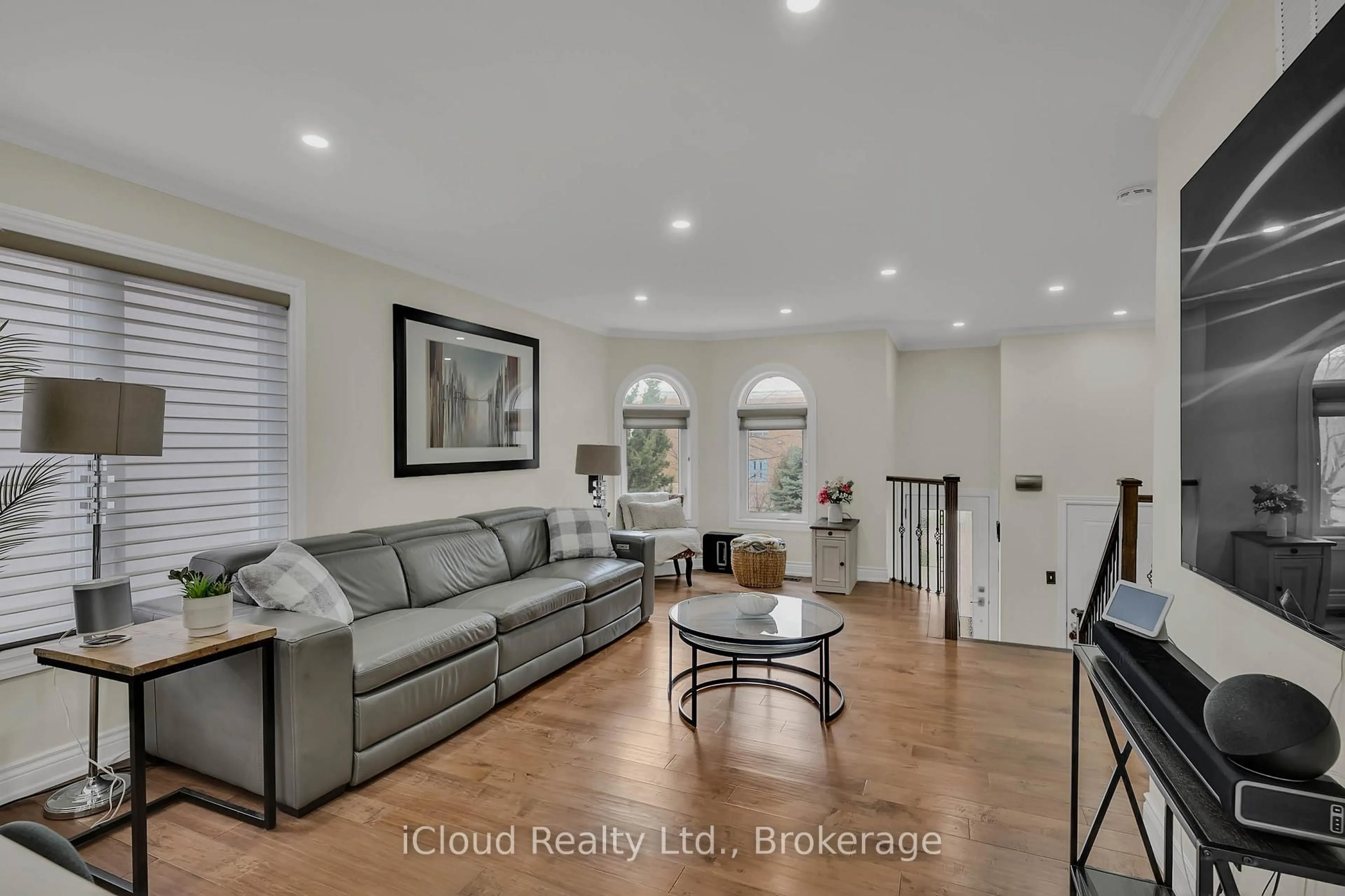 Living room with furniture, unknown for 1370 Pickwick Dr, Mississauga Ontario L5V 2H4