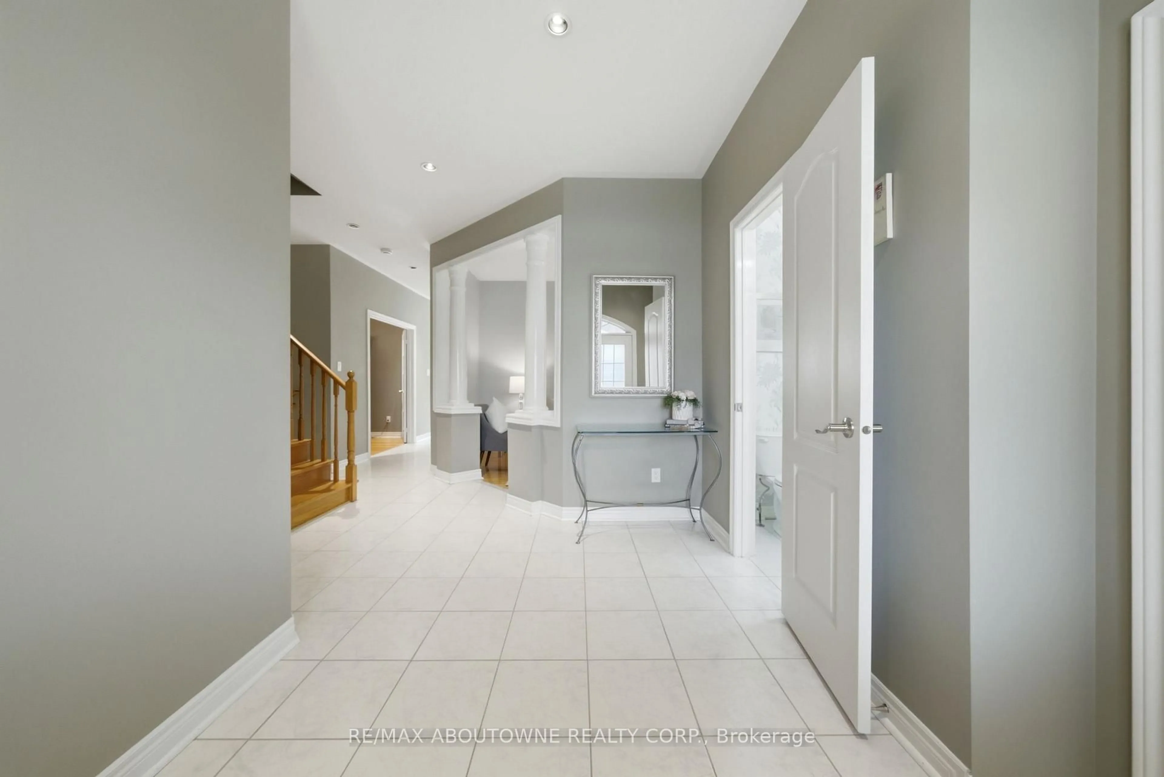 Indoor foyer for 6386 Ormindale Way, Mississauga Ontario L5V 1J3