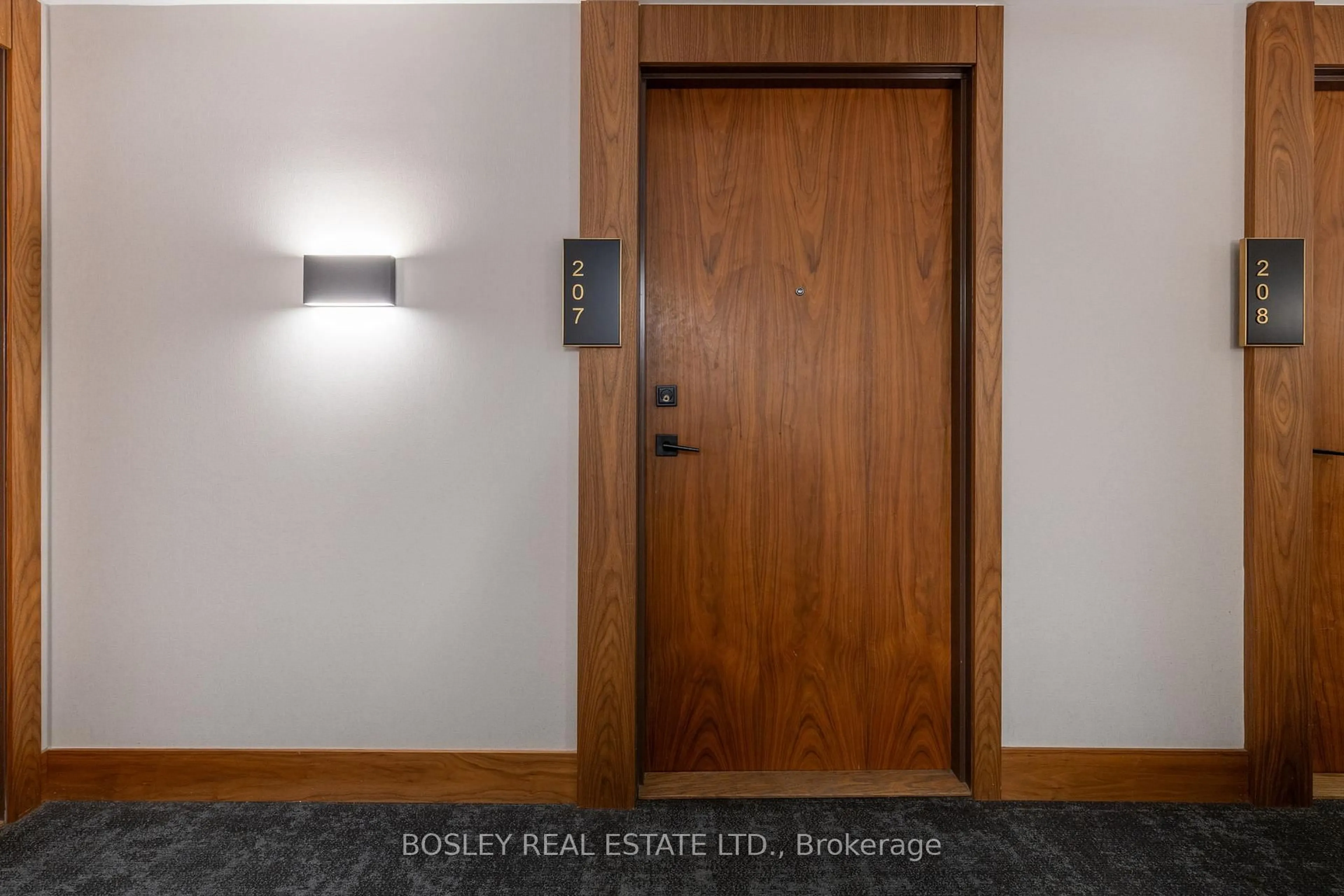 Indoor entryway for 8 Ann St #207, Mississauga Ontario L5G 0C1