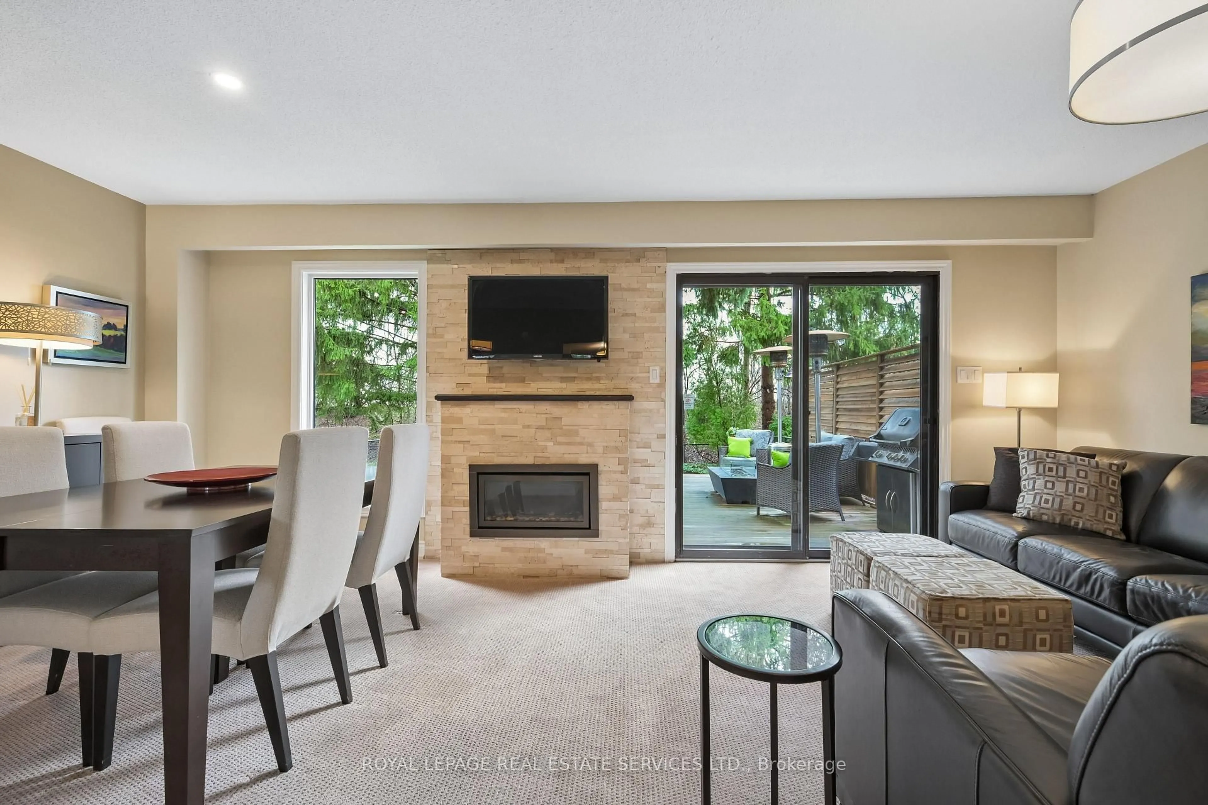 Living room with furniture, unknown for 1078 Montgomery Dr, Oakville Ontario L6M 1G1