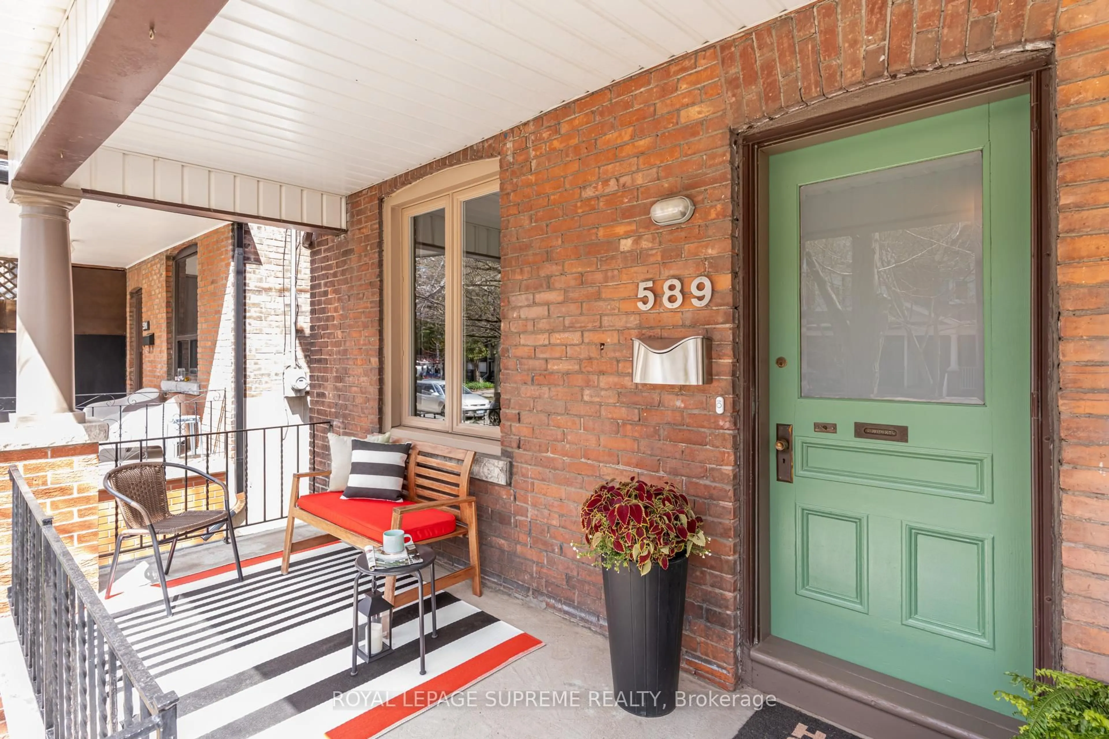 Indoor entryway for 589 Gladstone Ave, Toronto Ontario M6H 3J3