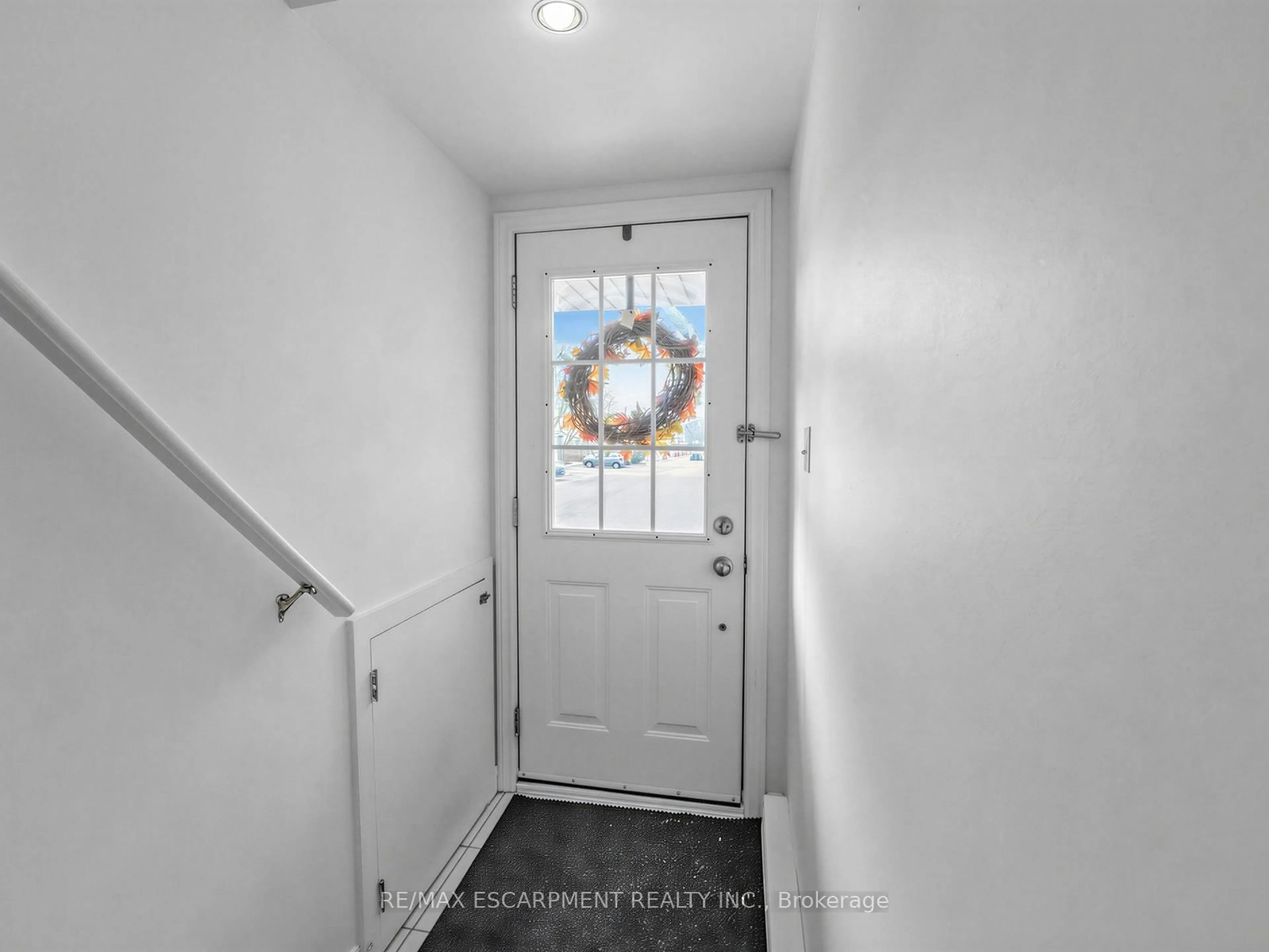 Indoor entryway for 705 CUMBERLAND Ave #10, Burlington Ontario L7N 3W4