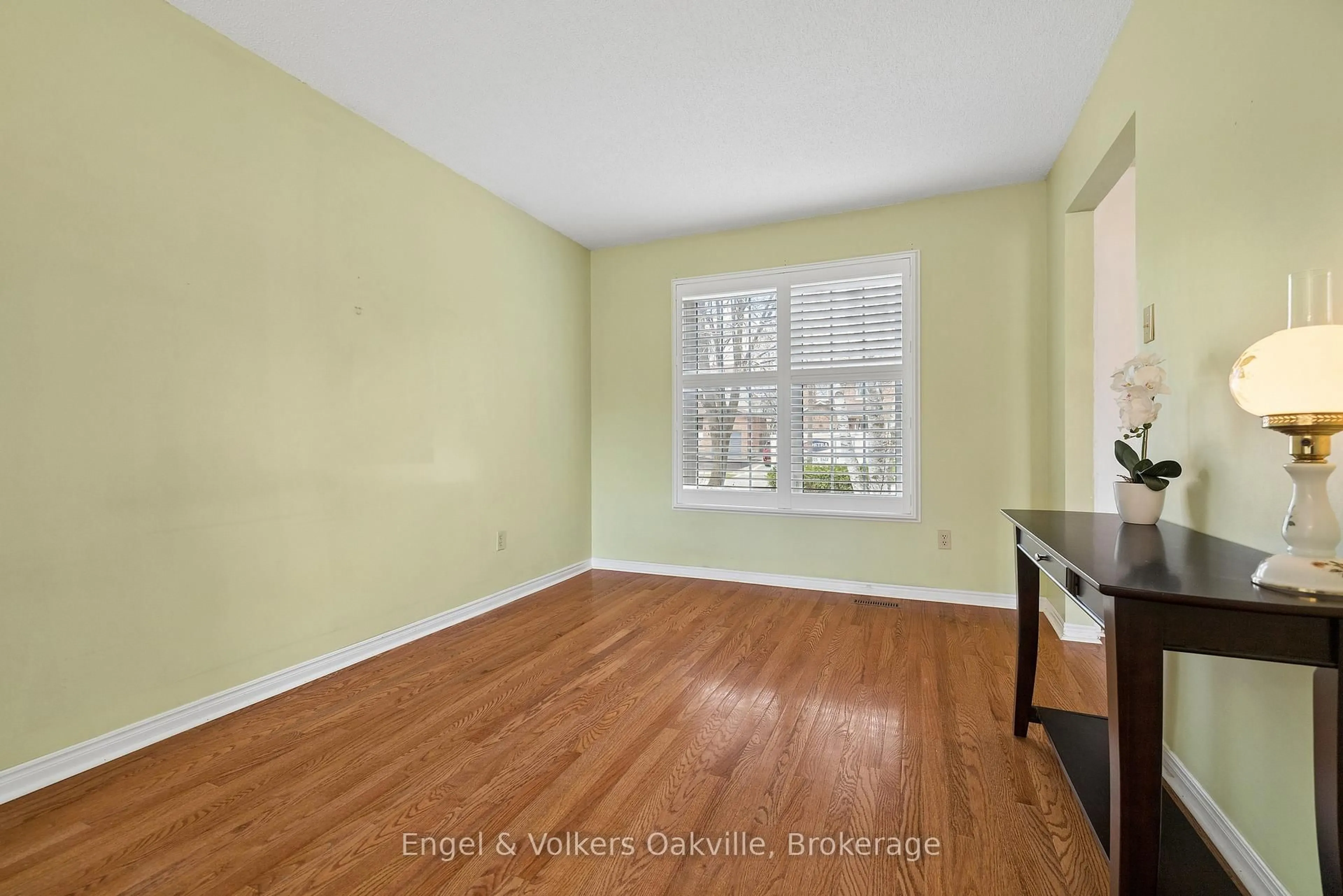 A pic of a room for 240 Ross Lane, Oakville Ontario L6H 5E5