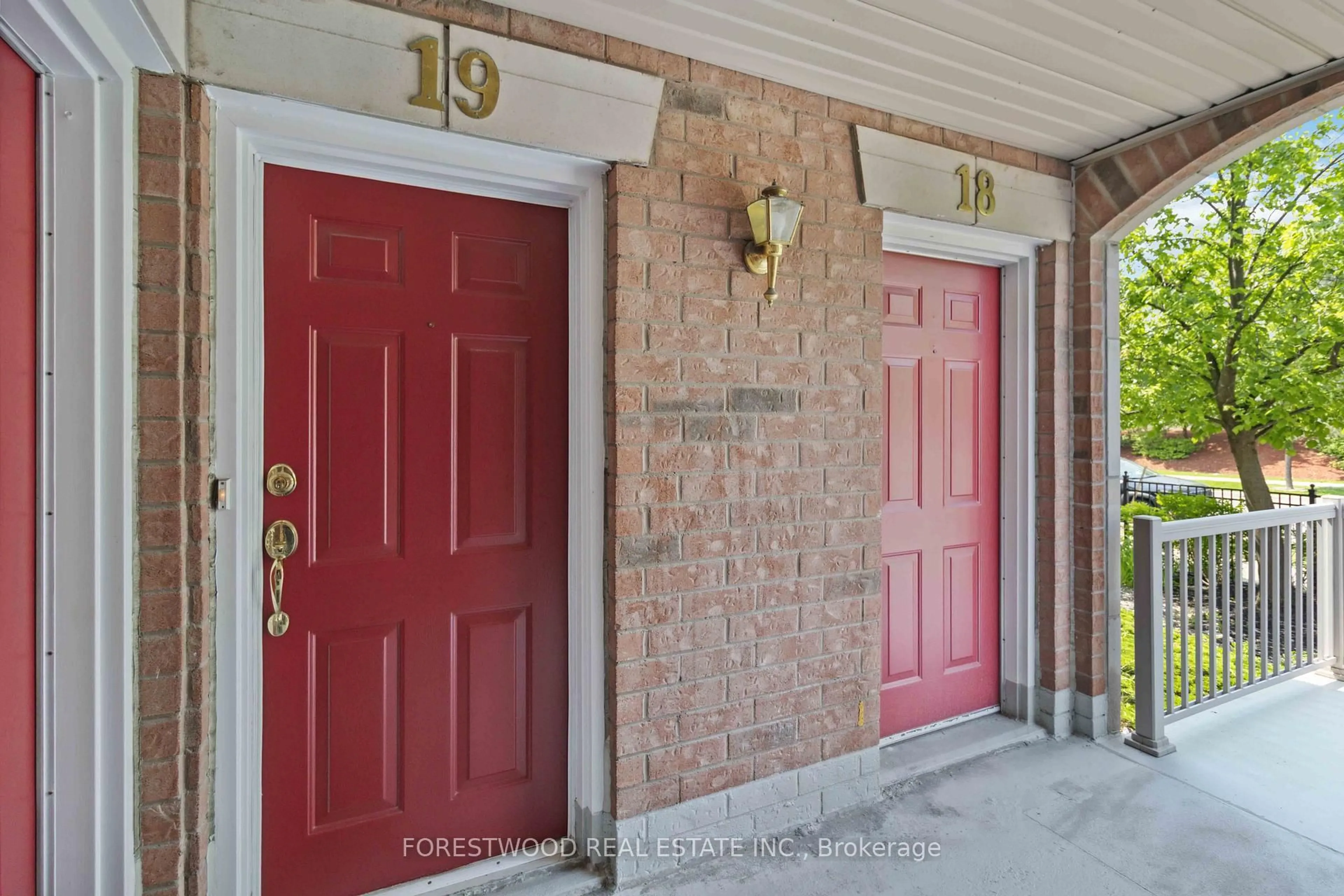 Indoor entryway for 3055 Elmcreek Rd #19, Mississauga Ontario L5B 4J9