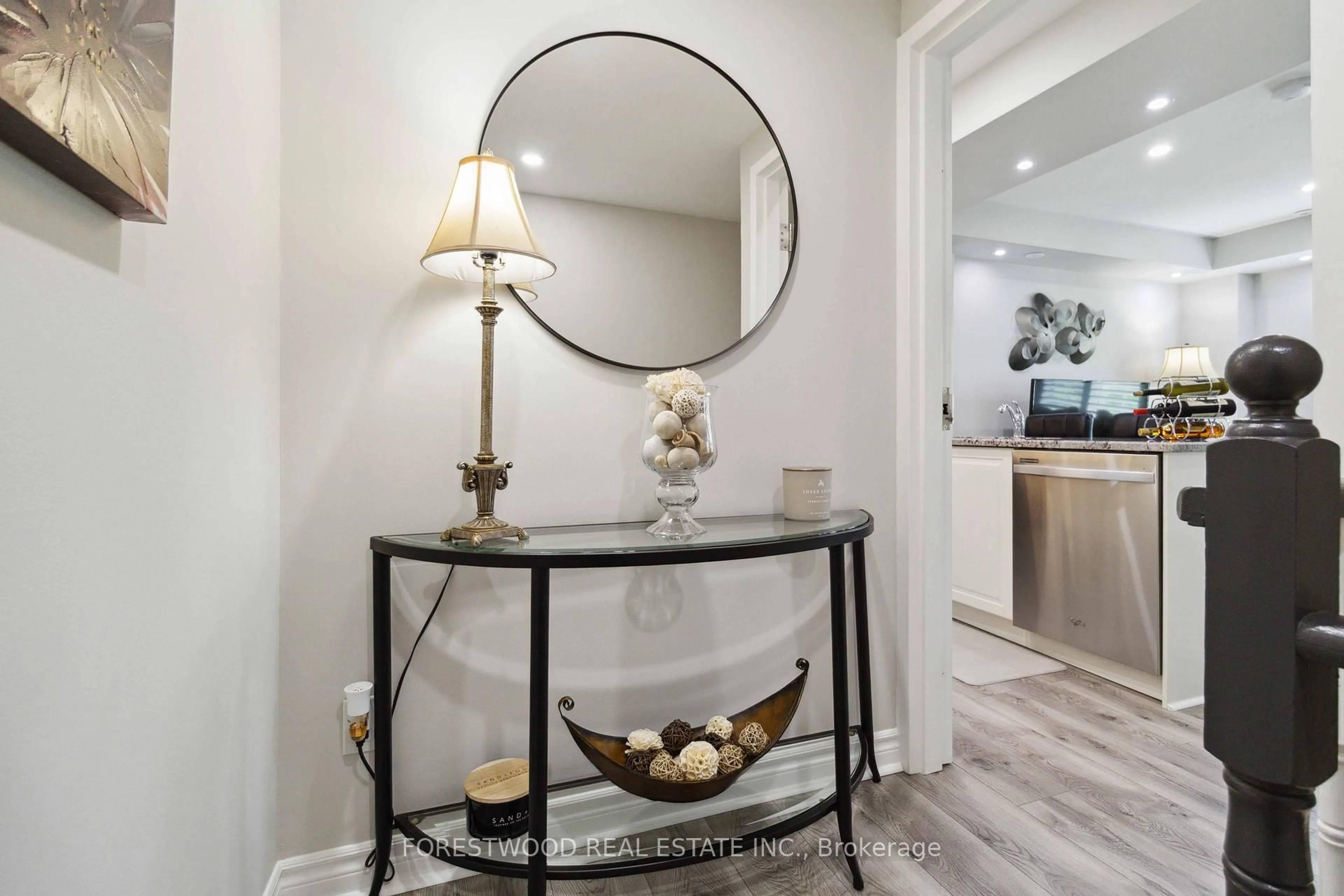 Indoor entryway for 3055 Elmcreek Rd #19, Mississauga Ontario L5B 4J9