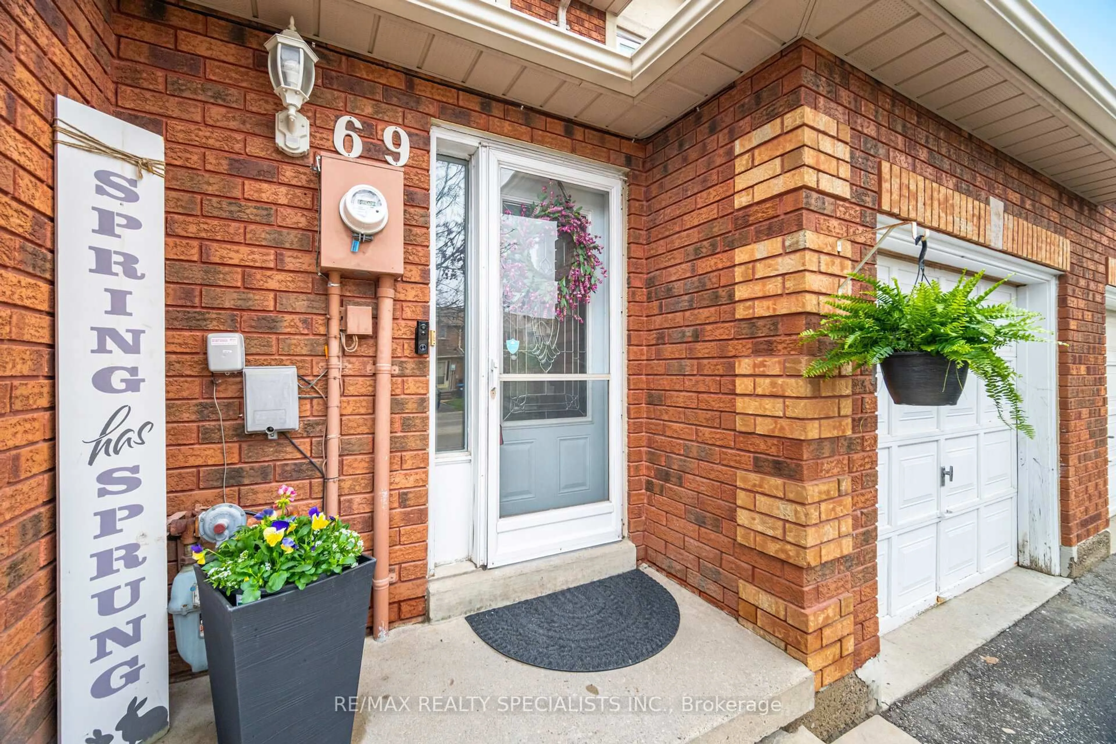 Indoor entryway for 69 Wood Circ, Caledon Ontario L7E 1R4