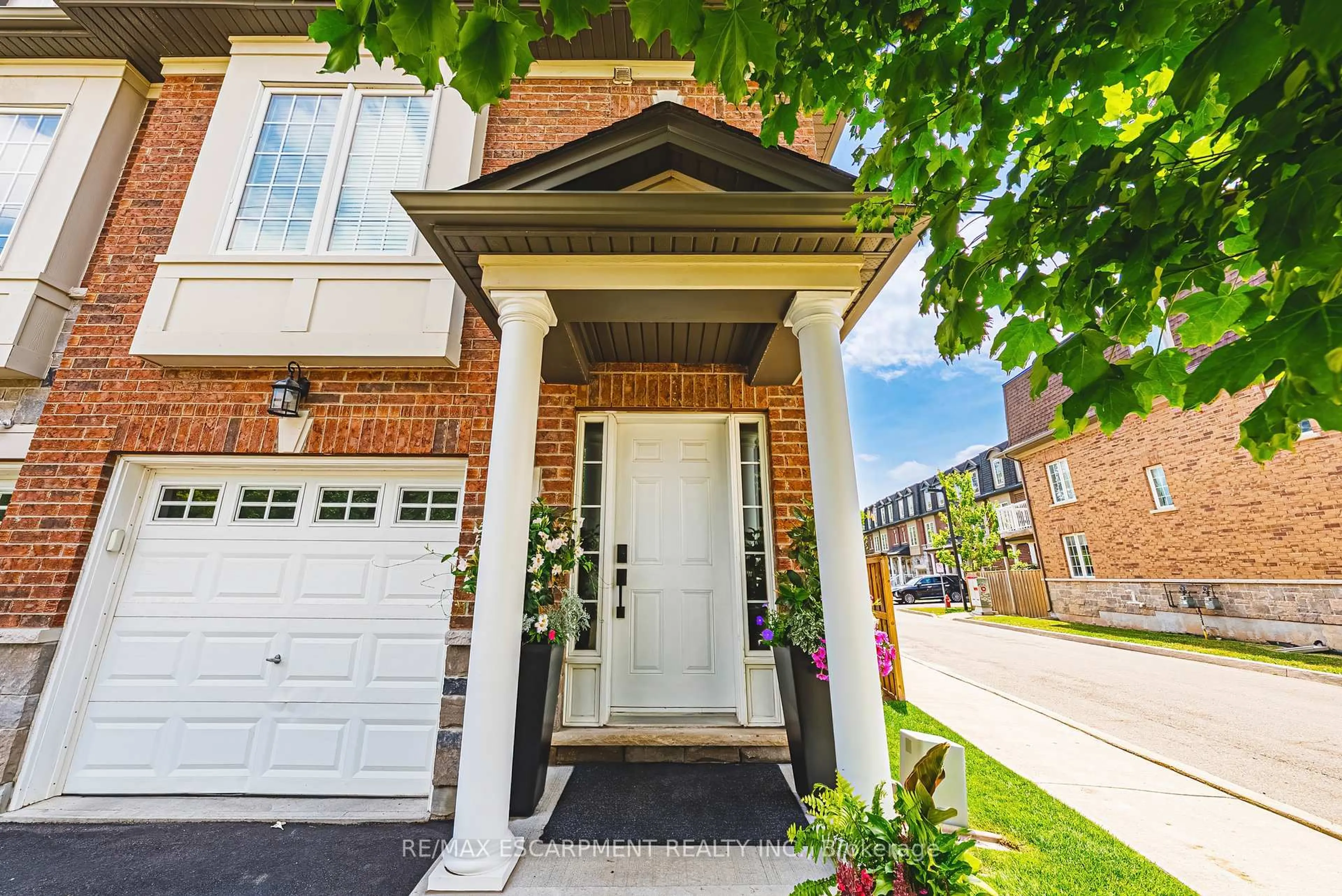 Home with brick exterior material, street for 2220 Queensway Dr #4, Burlington Ontario L7R 0E7