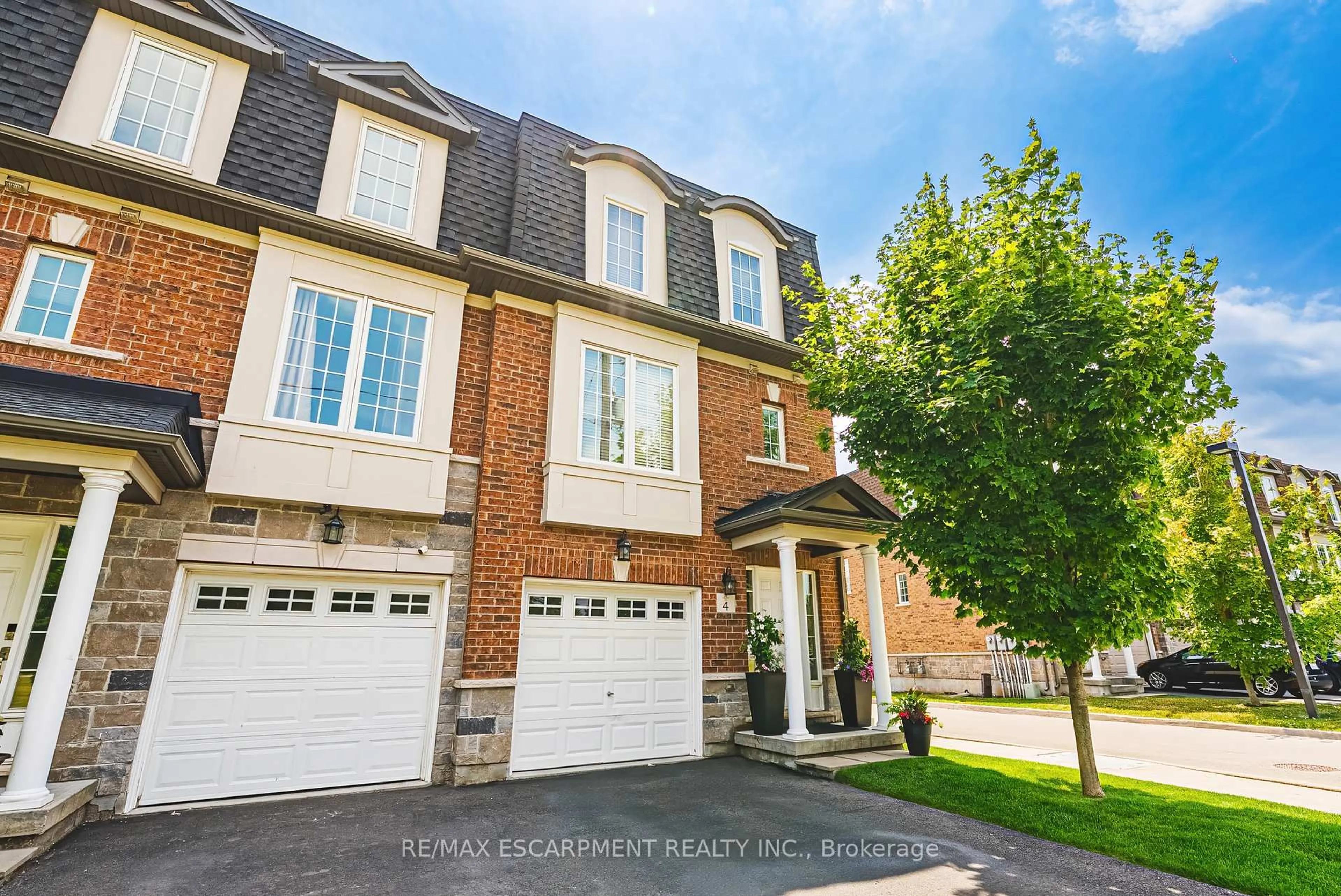 Home with brick exterior material, street for 2220 Queensway Dr #4, Burlington Ontario L7R 0E7