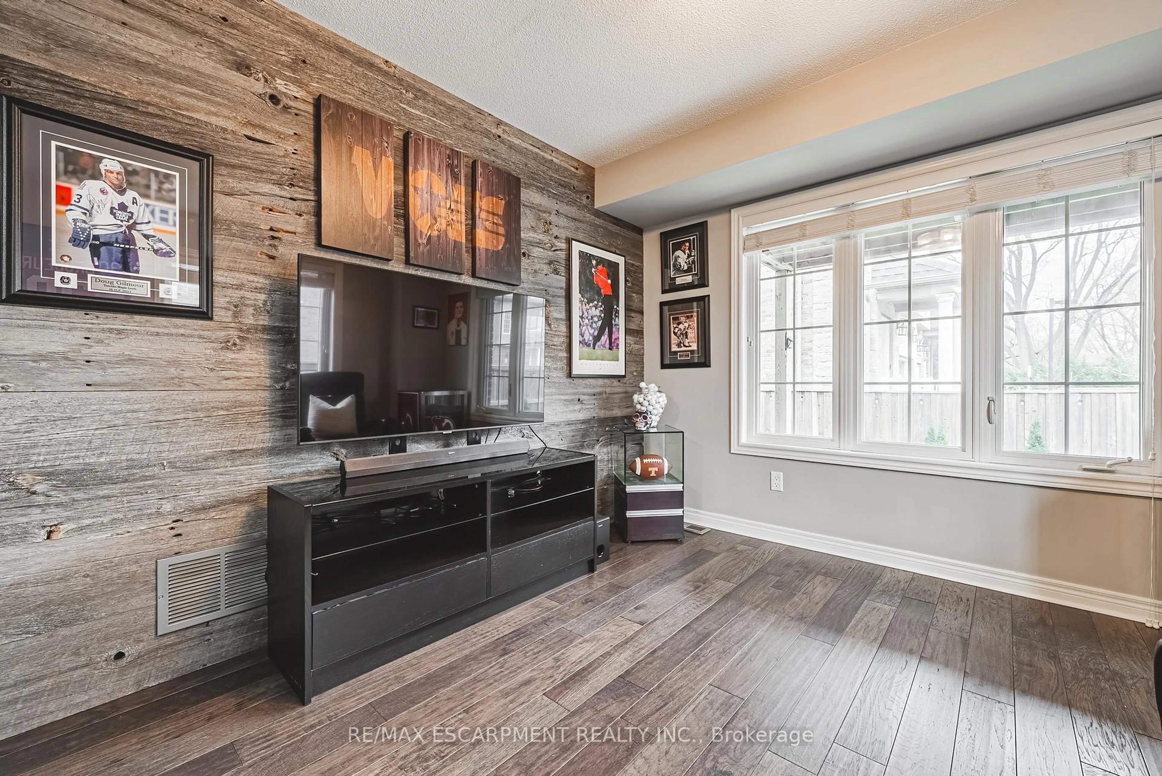 Home theater for 2220 Queensway Dr #4, Burlington Ontario L7R 0E7