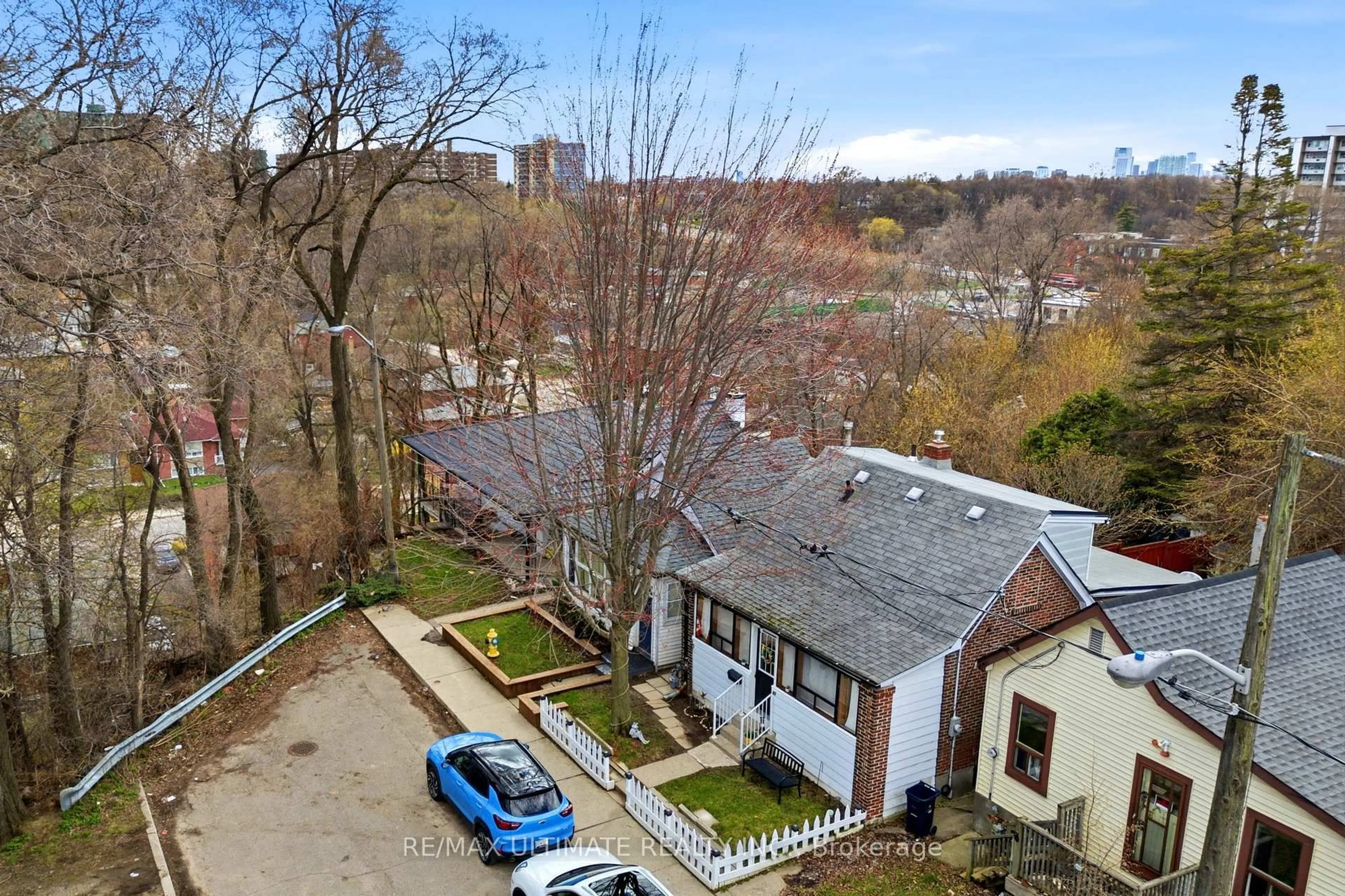 A pic from outside/outdoor area/front of a property/back of a property/a pic from drone, city buildings view from balcony for 82 Beechwood Ave, Toronto Ontario M6N 4T3
