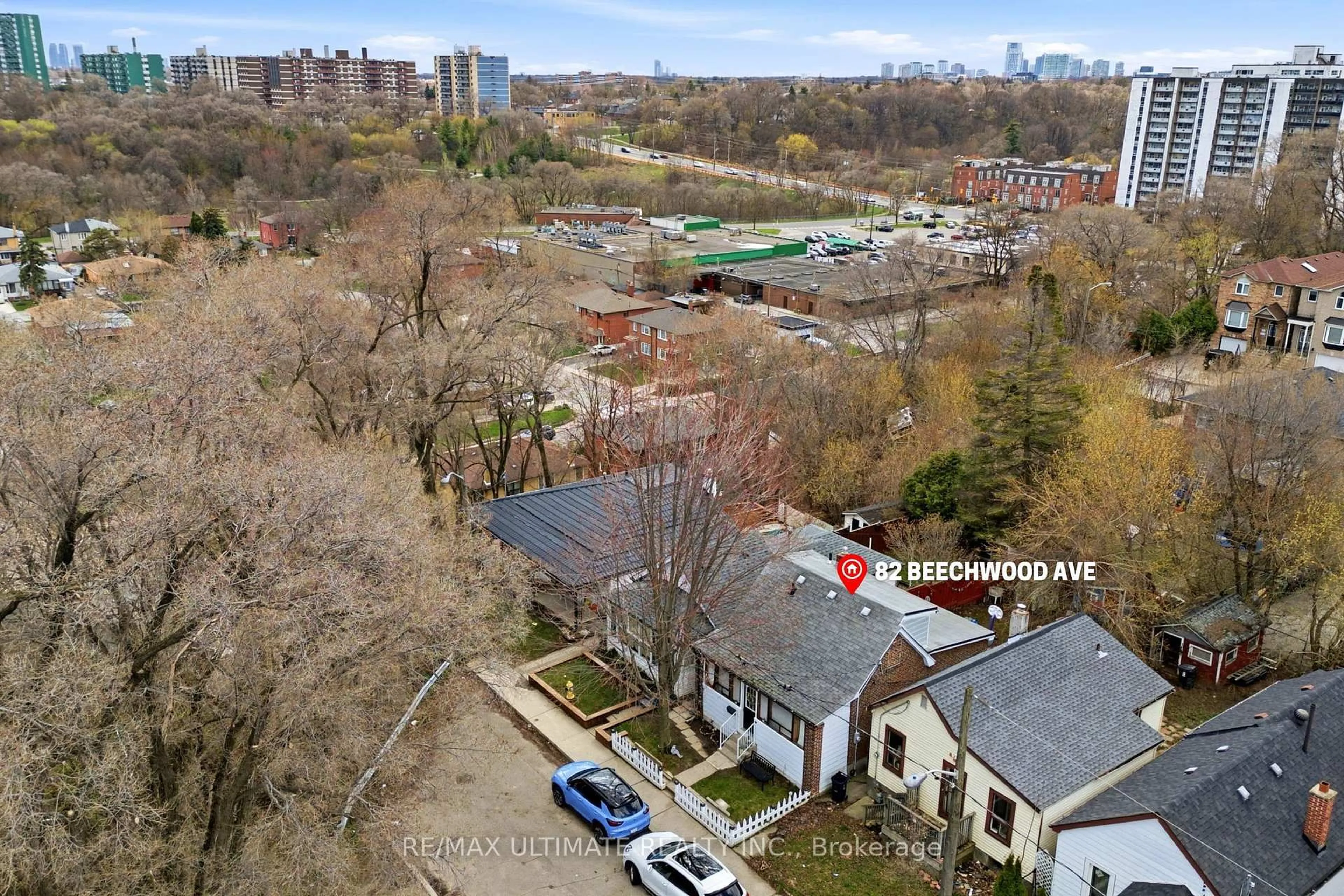 A pic from outside/outdoor area/front of a property/back of a property/a pic from drone, city buildings view from balcony for 82 Beechwood Ave, Toronto Ontario M6N 4T3